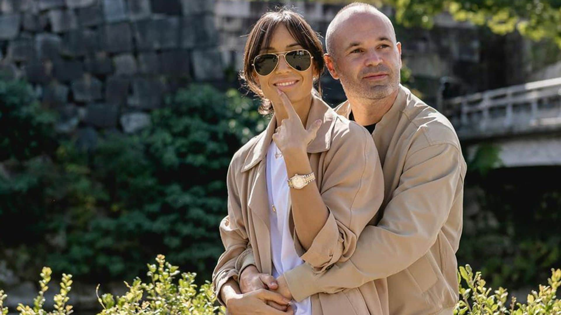 Andrés Iniesta protagoniza el posado más espectacular con su mujer Anna presumiendo de embarazo