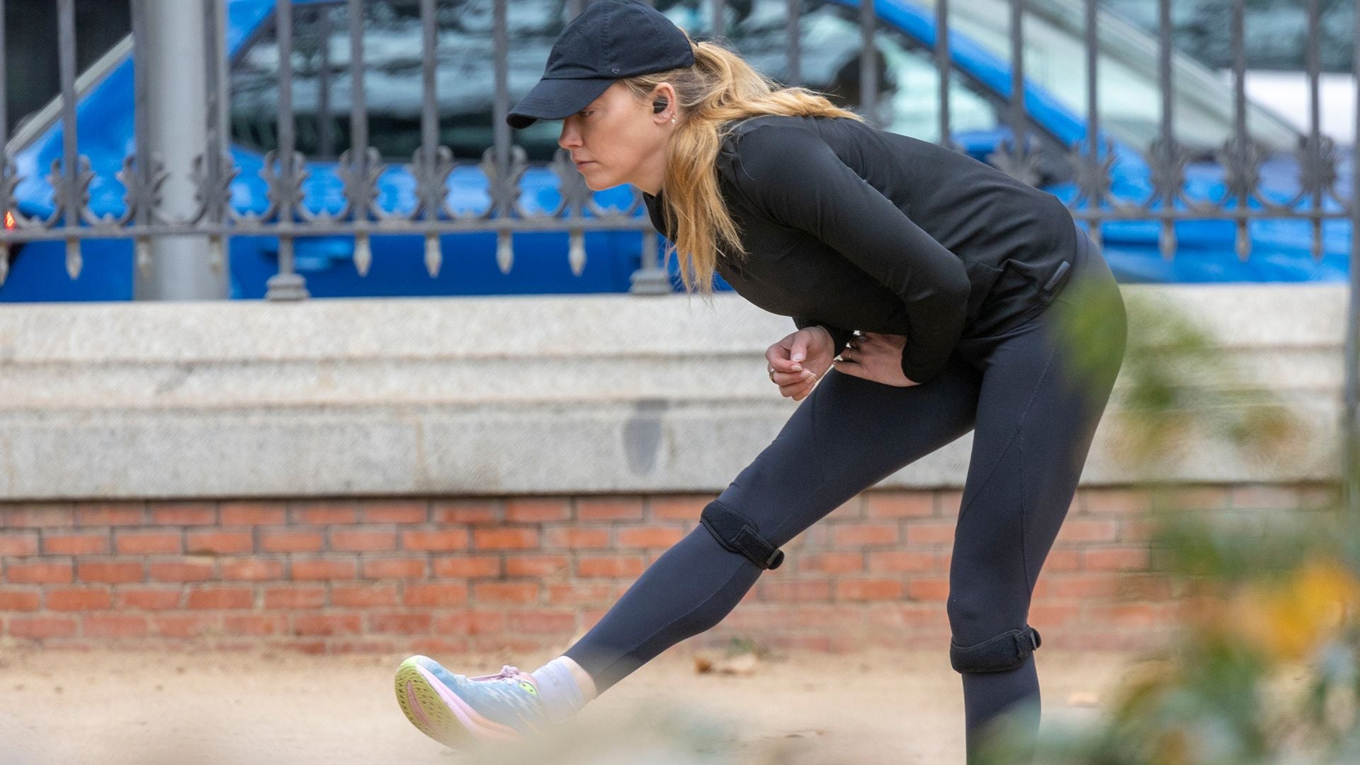 Amber Heard estirando las piernas