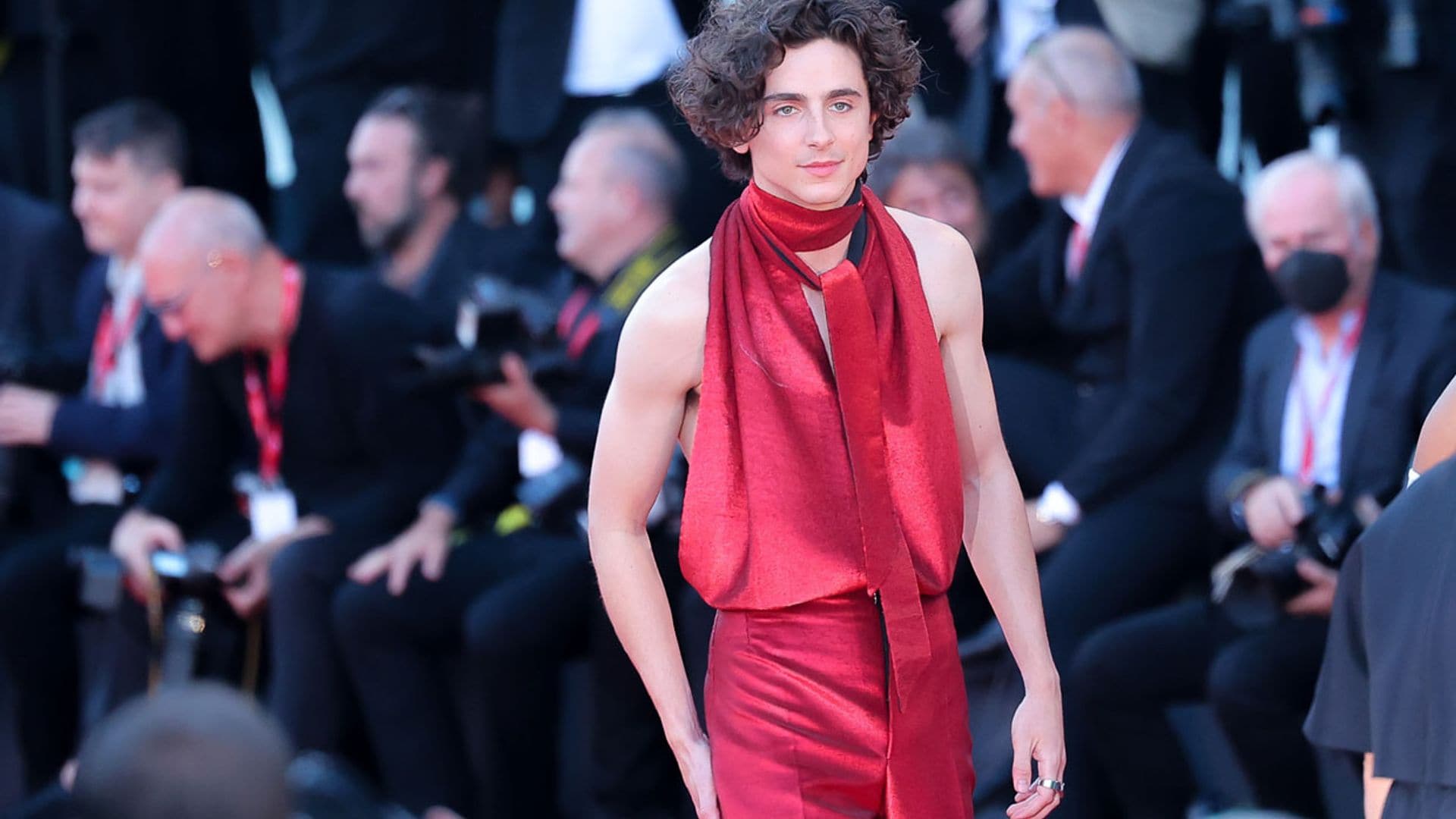 El caso de Timothée Chalamet o cómo desafiar todas las normas de la moda masculina