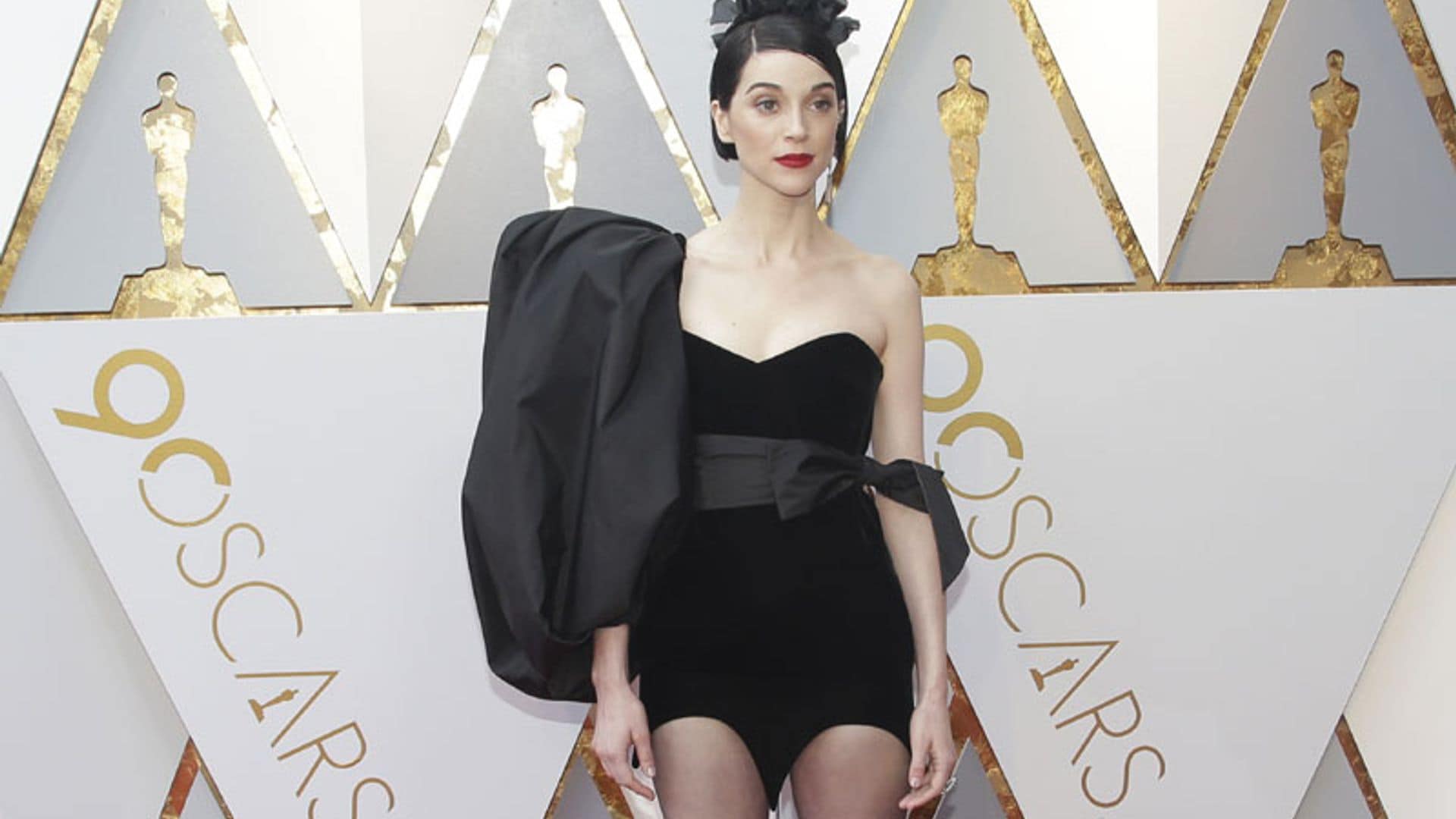 Oscars 2018: St. Vincent marca la diferencia con vestido corto y zapatos de princesa