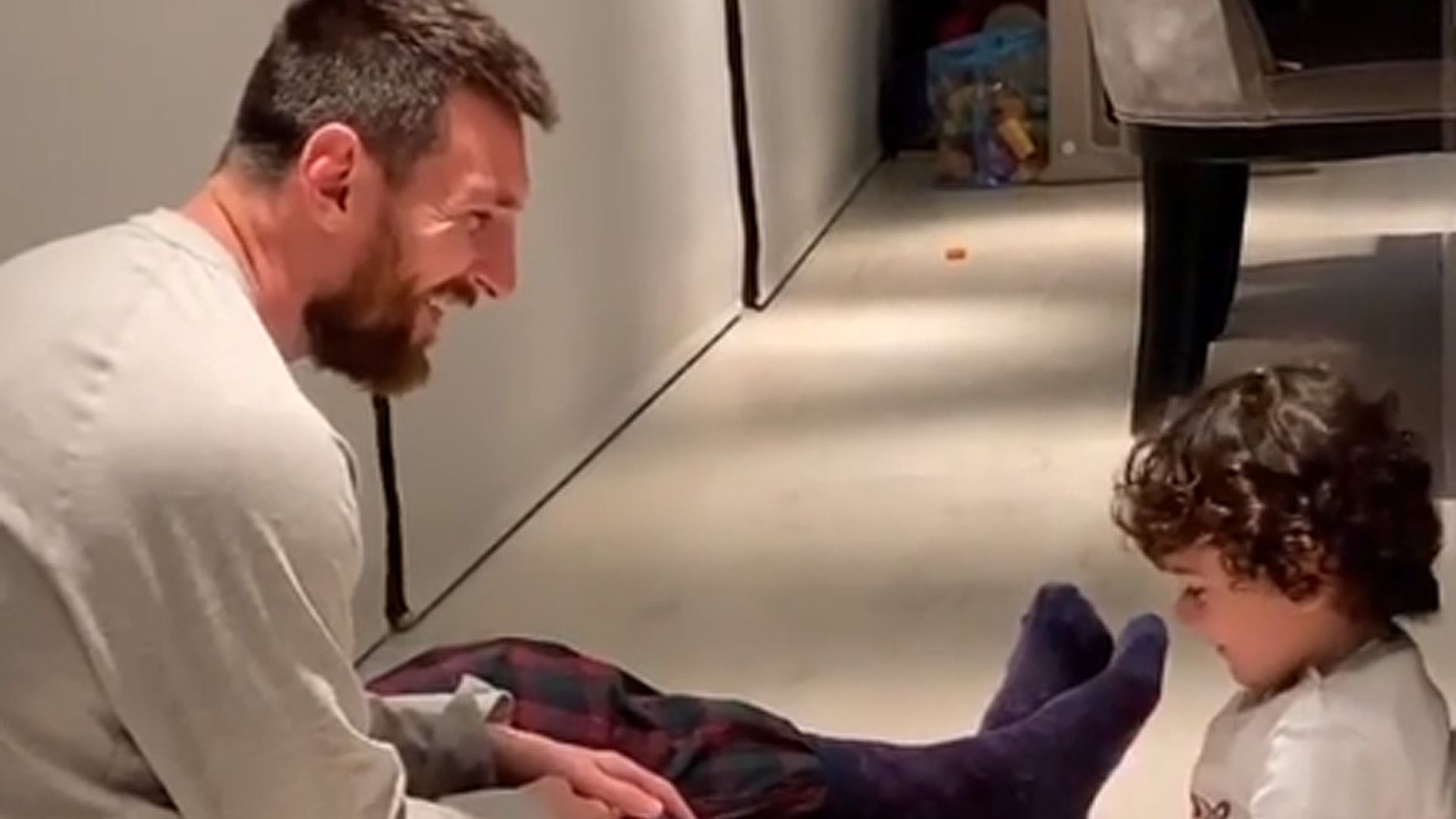 Este vídeo de Leo Messi partiéndose de risa con su hijo Ciro seguro que te hace sonreír