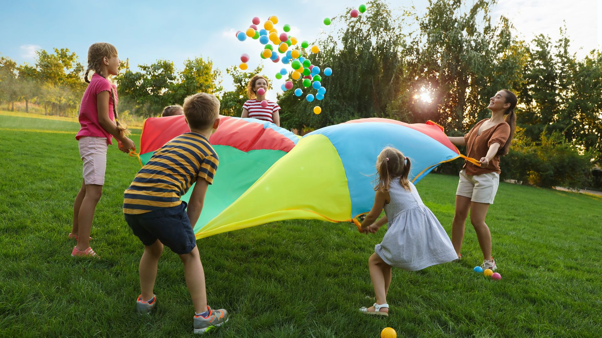 grupo de niños jugando al aire libre en verano