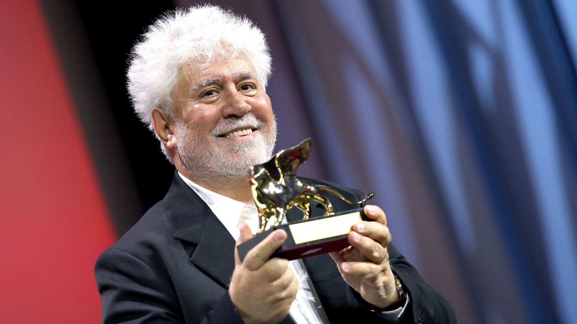 Almodóvar gana el León de Oro en Venecia con ‘La habitación de al lado’ y logra un hito para nuestro cine