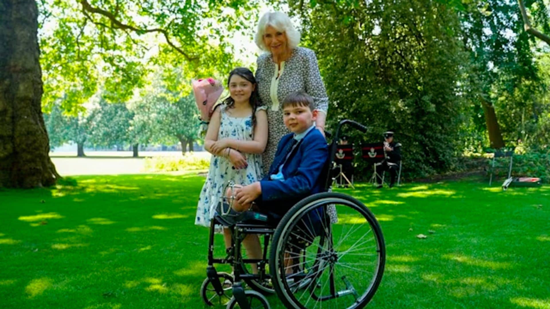 El encuentro de la reina Camilla con dos niños que surgió de un atasco en la carretera y una quedada en redes