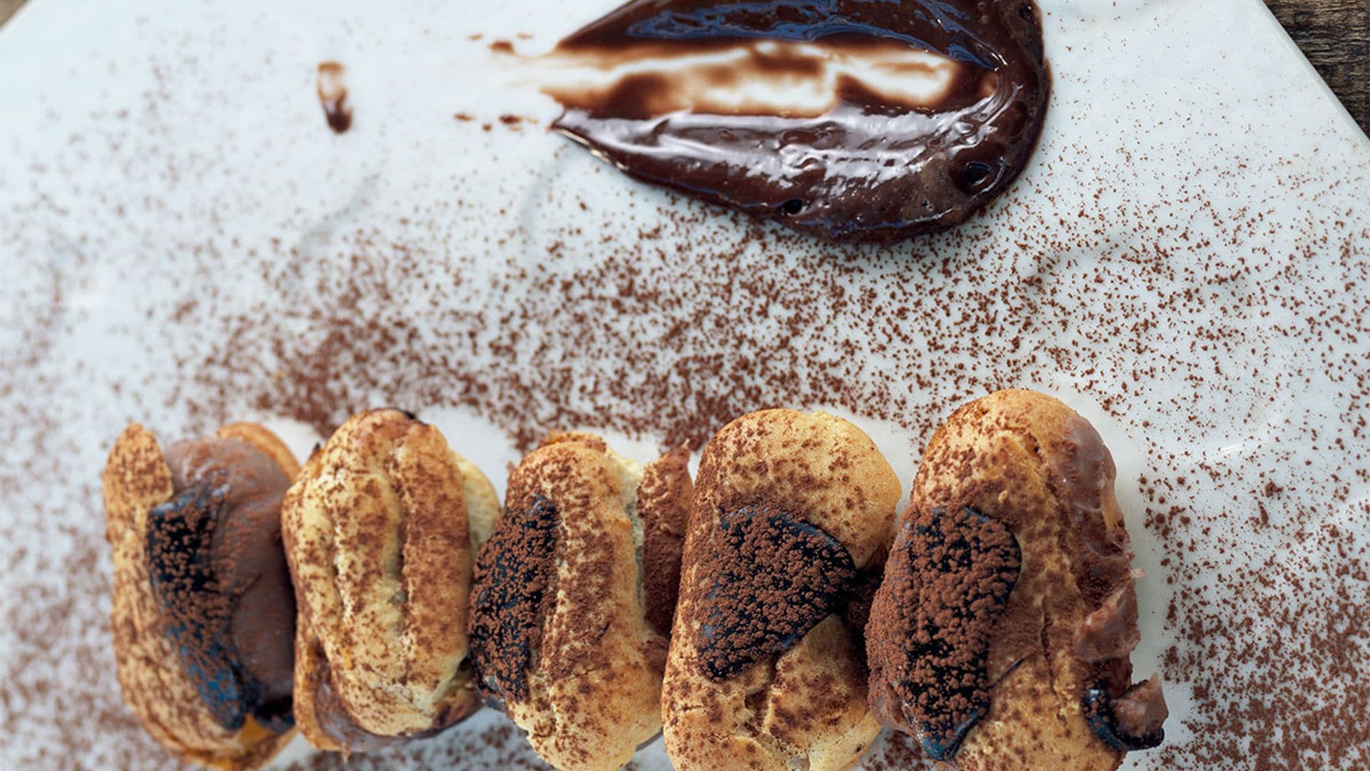 Buñuelos con crema pastelera de chocolate