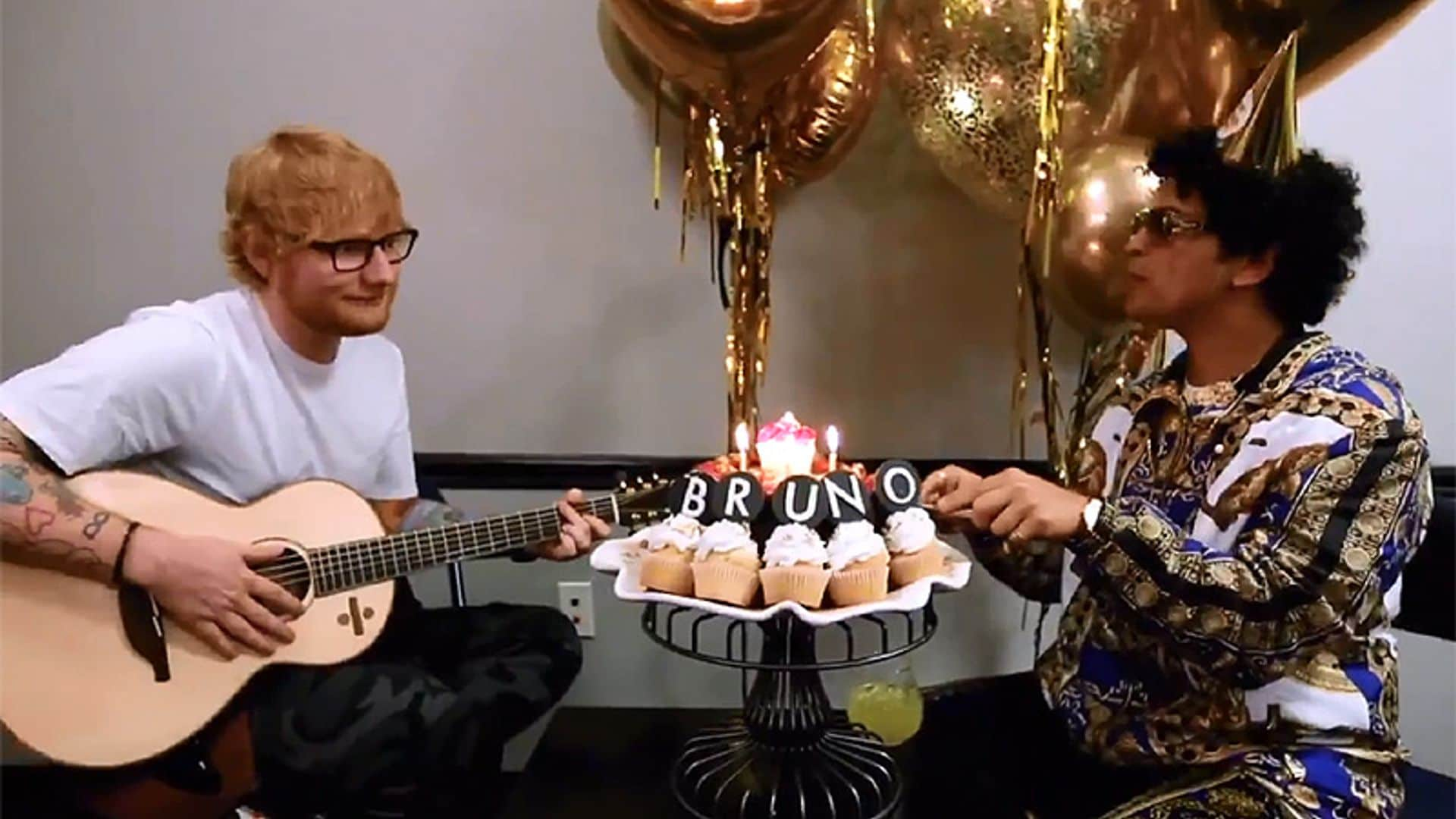 Bruno Mars 'contrata' a Ed Sheeran para que le cante 'Cumpleaños Feliz'