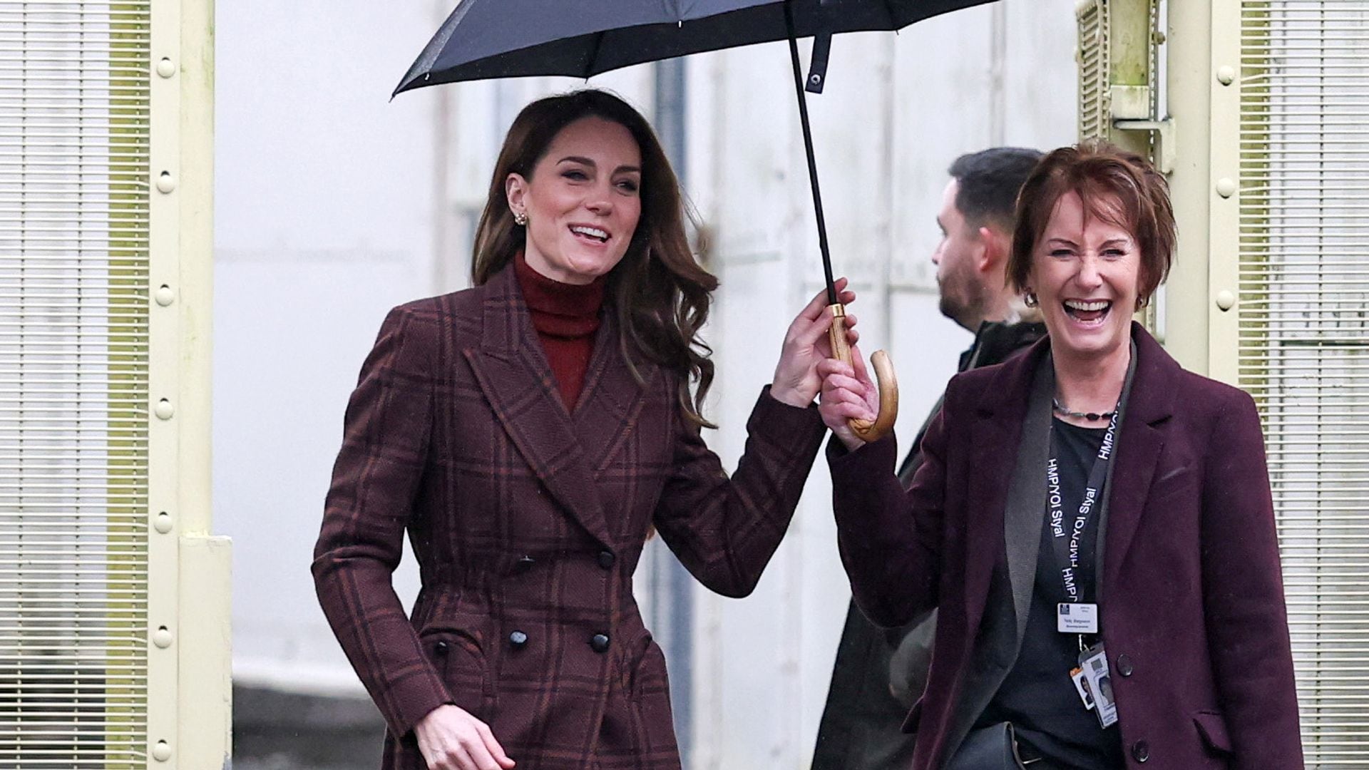 Kate Middleton apuesta por su abrigo de cuadros que gusta a otras 'royals' y botas altas en un día lluvioso