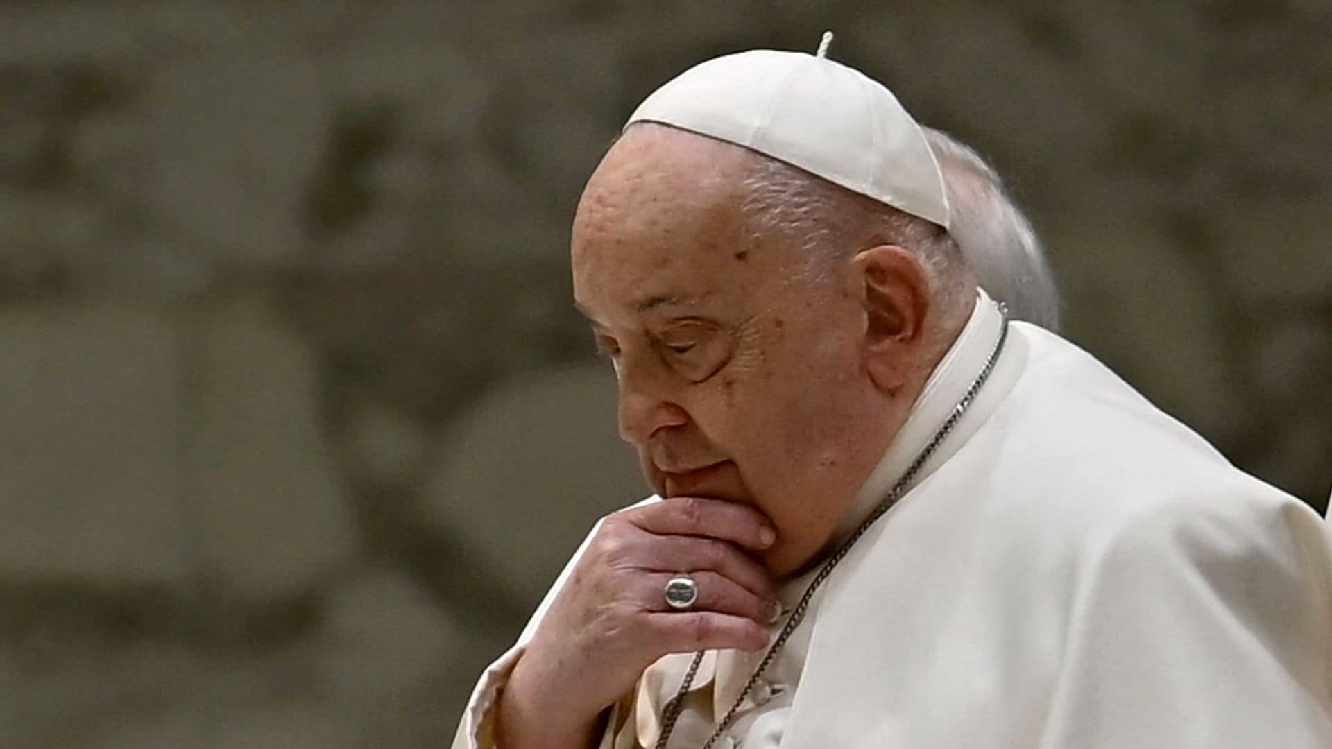 El Vaticano informa: el Papa Francisco responde al tratamiento, pero 'no está fuera de peligro'