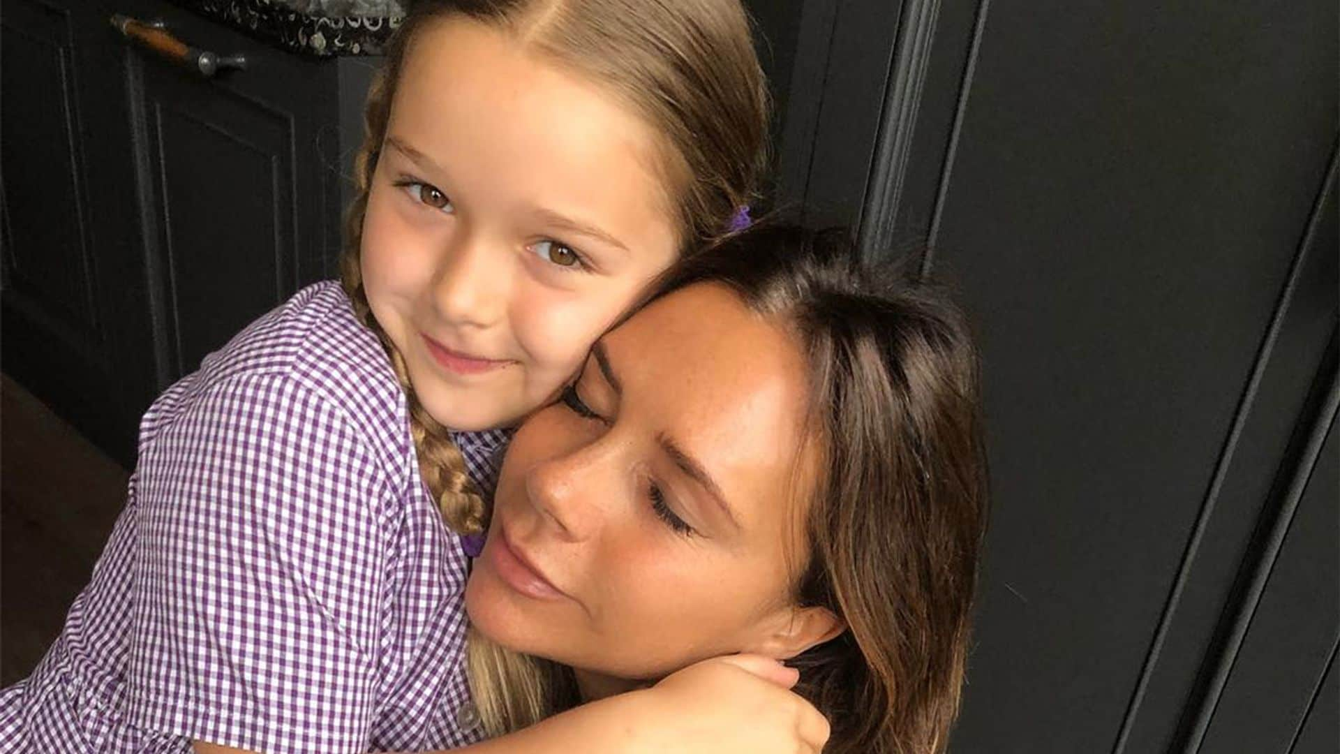 Harper va a ser la más estilosa de su clase gracias a esta mascarilla diseñada por Victoria Beckham