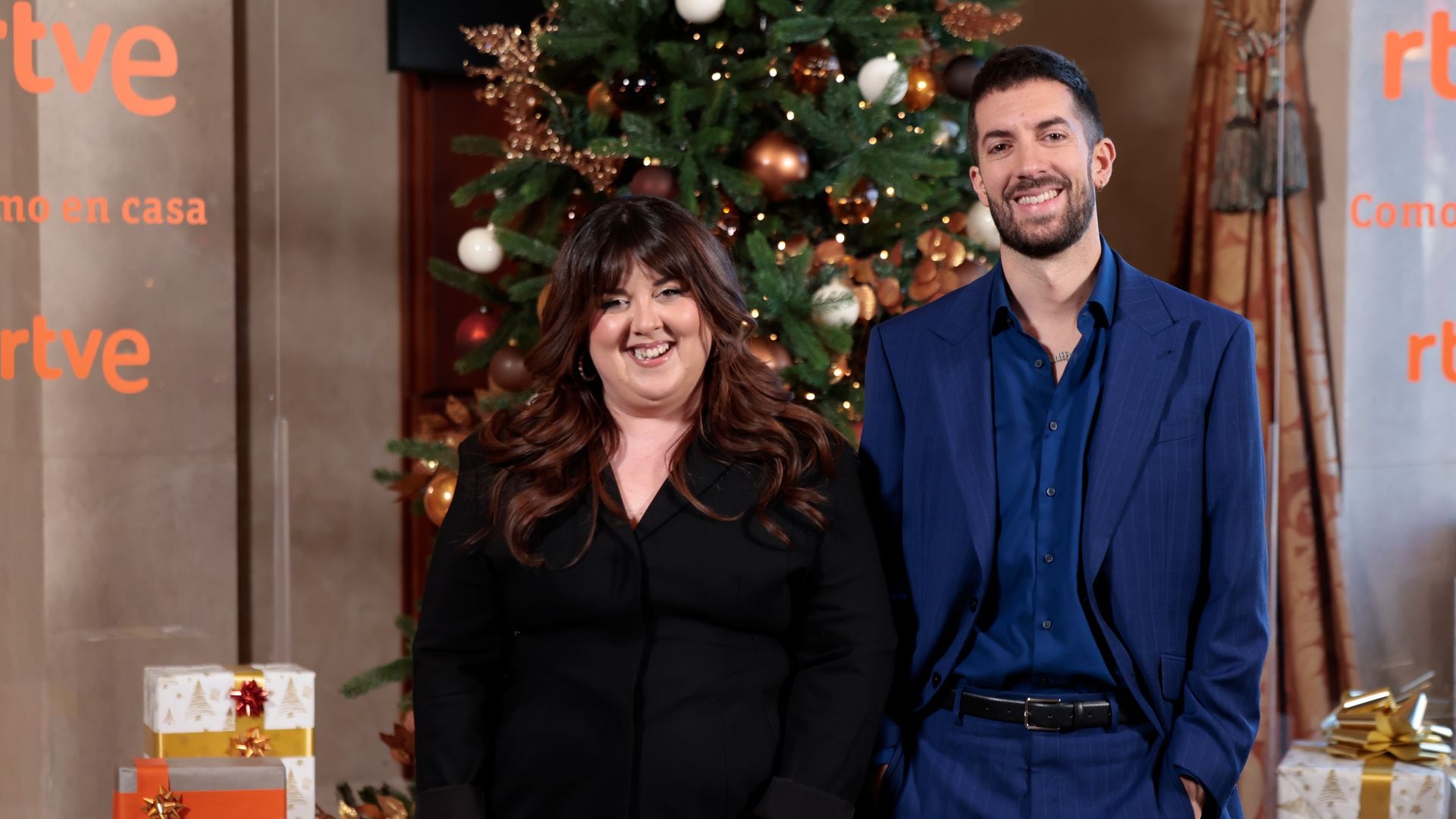 Las bromas de Broncano y Lalachus, presentadores de las campanadas, en el posado navideño de TVE