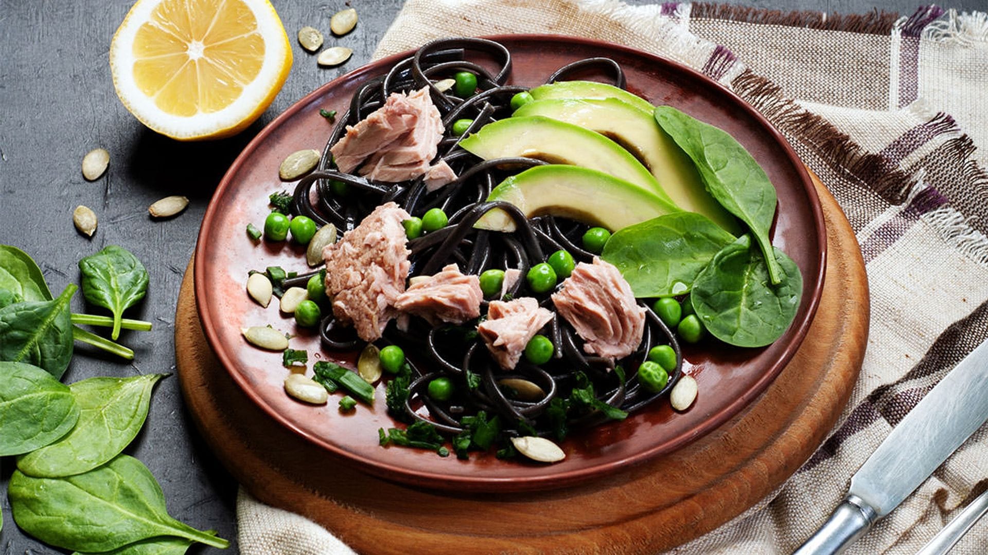 Ensalada de pasta negra con espinacas, aguacate y pipas de girasol