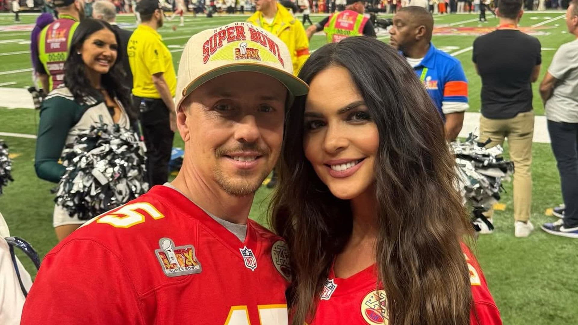 Romina Belluscio y Guti, con la camiseta de los 'Chiefs' y a pie de campo en la final de la Super Bowl