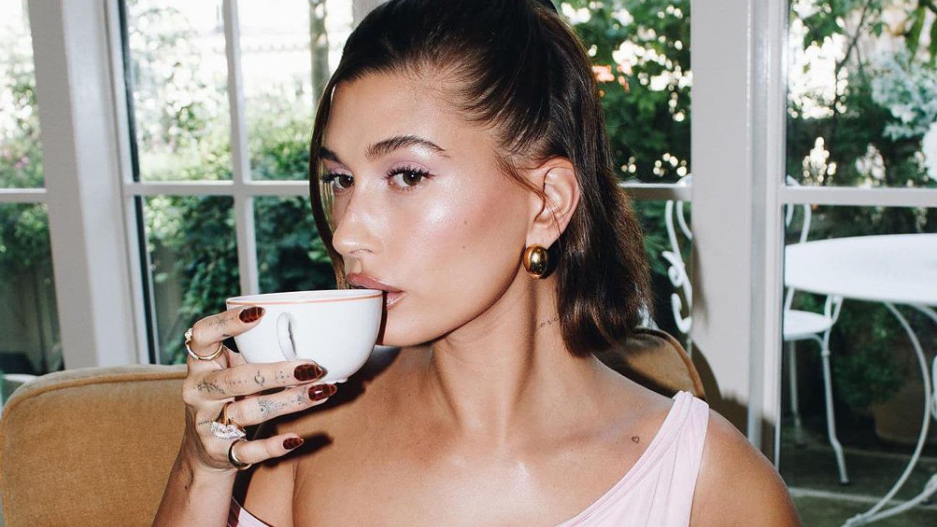 Hailey Bieber hace viral su maquillaje fácil de fiesta inspirado en un cuento de hadas