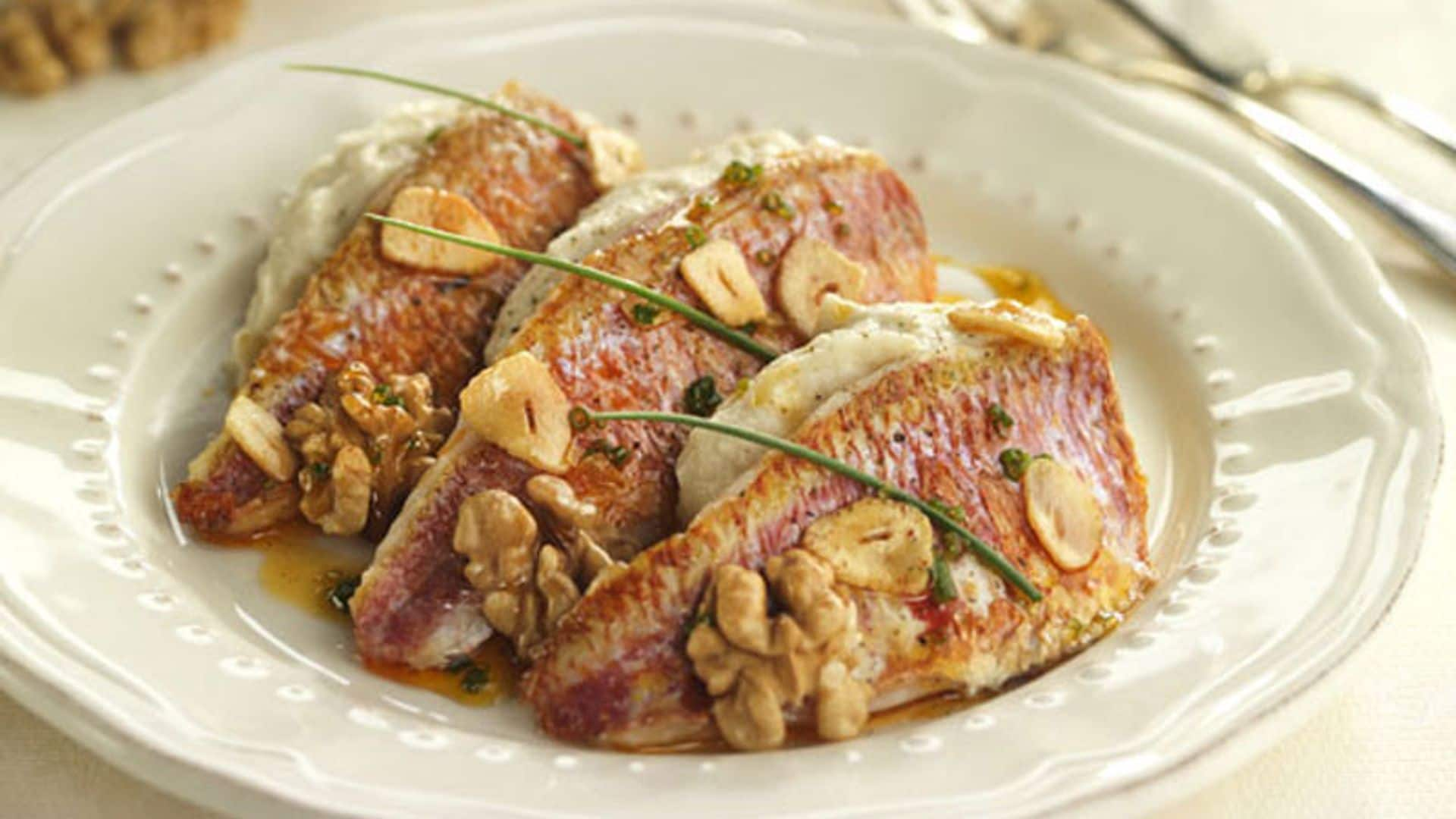 Salmonetes con puré de coliflor y nueces