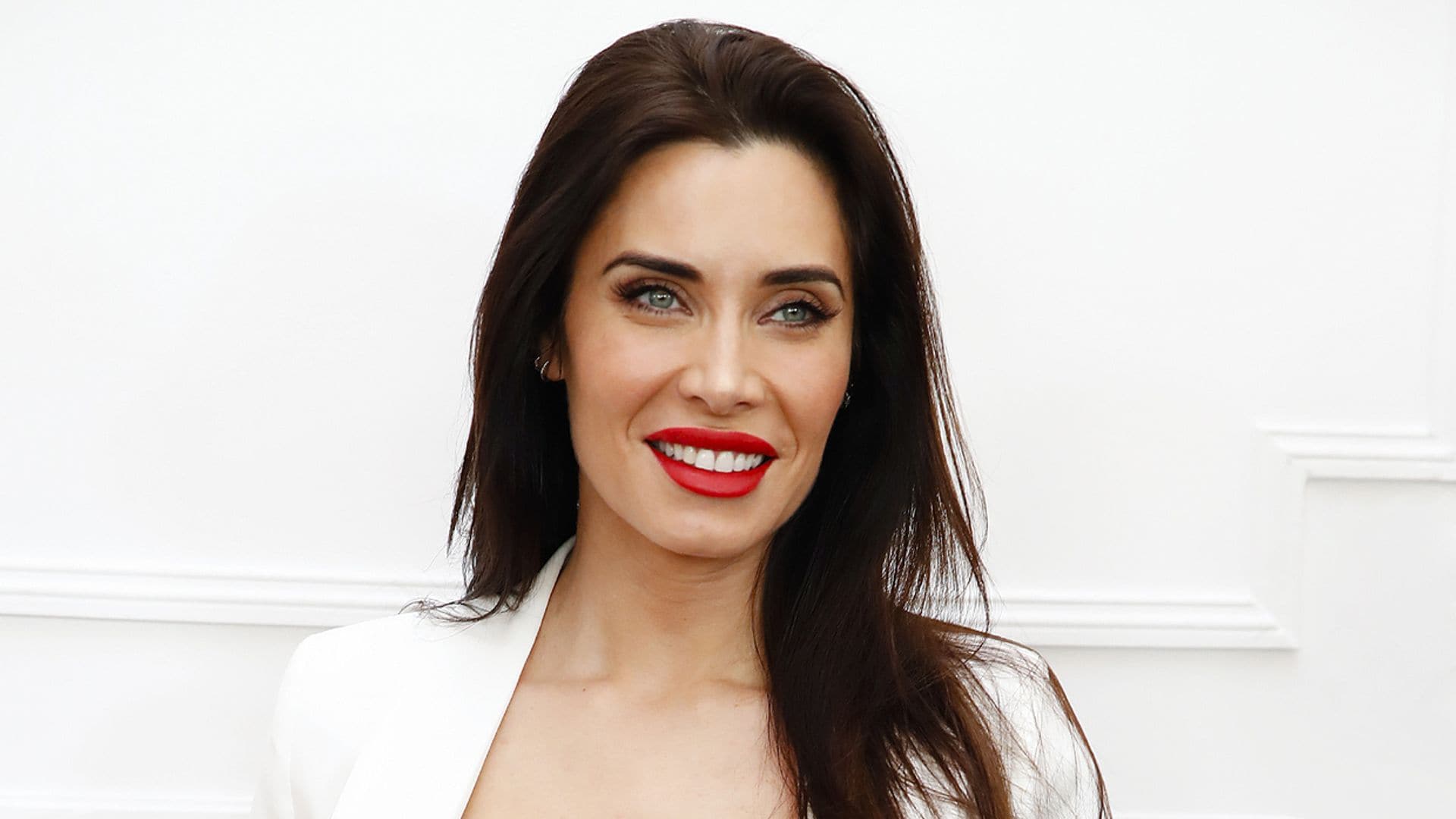 Pilar Rubio deslumbra como invitada semanas antes de su boda, ¿habrá tomado nota?