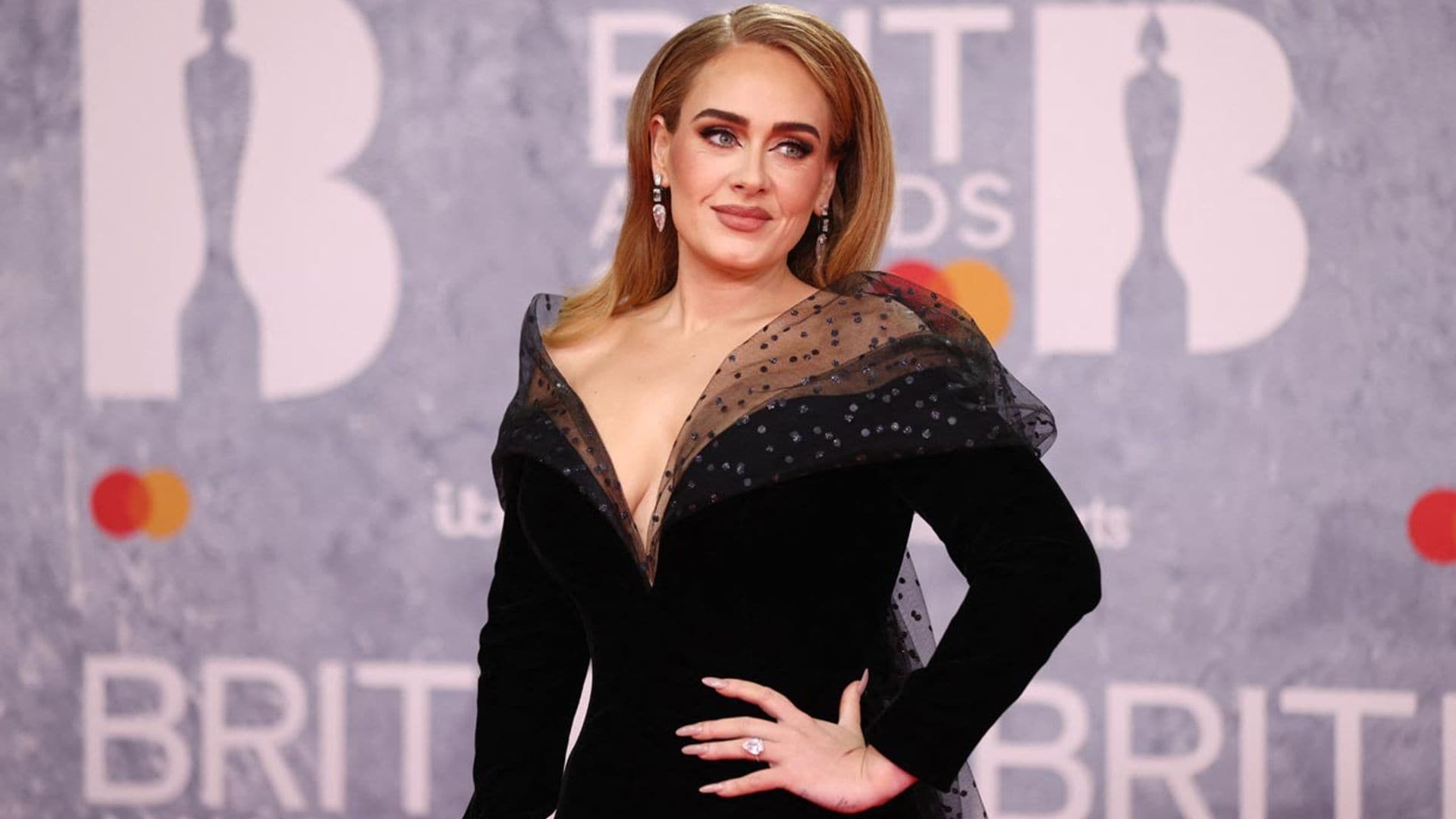 ¿Se ha comprometido Adele? Este anillo hace saltar las alarmas