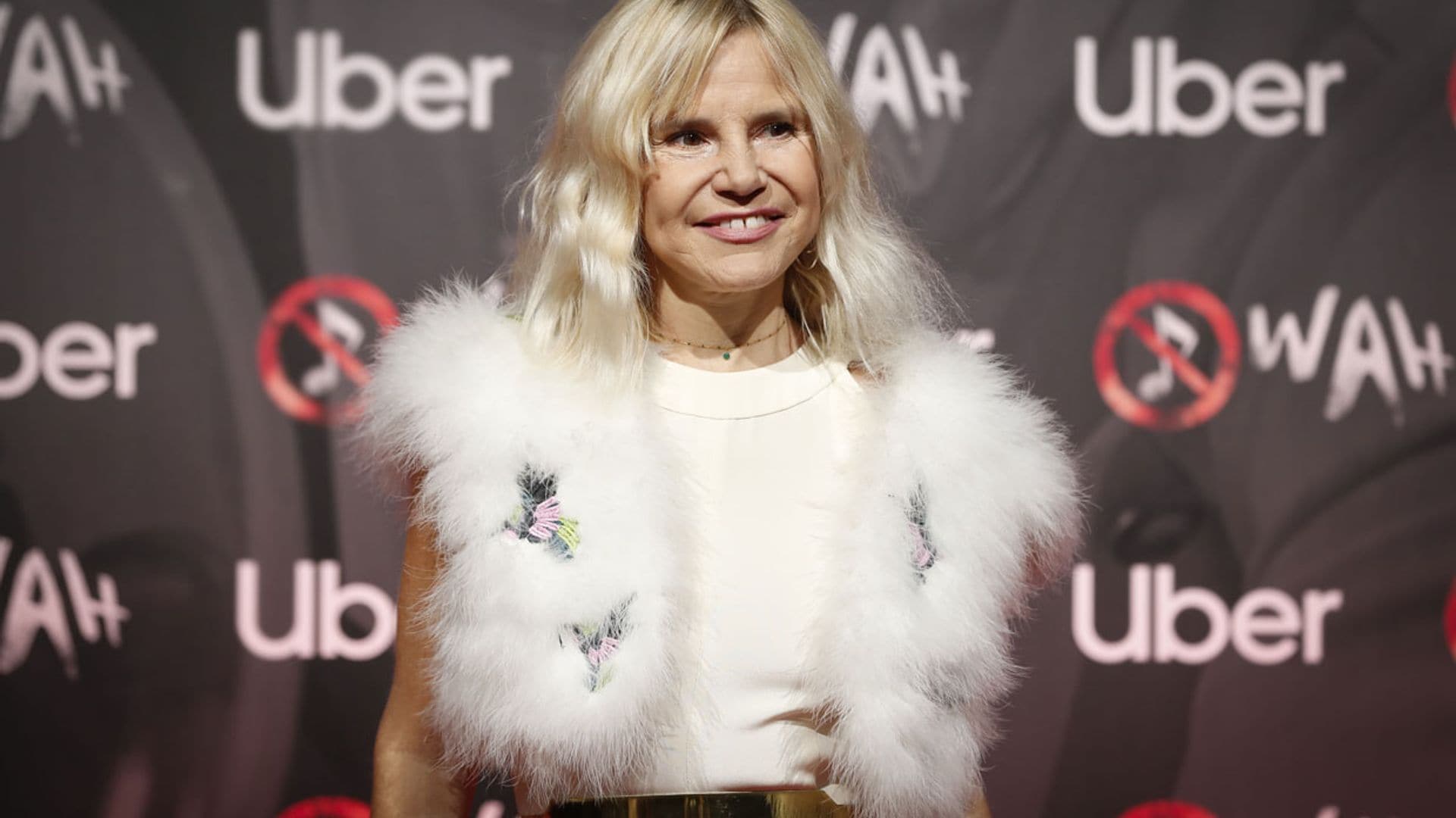 Un chaleco de plumas y colibríes, así ha impactado Eugenia Martínez de Irujo en la alfombra roja