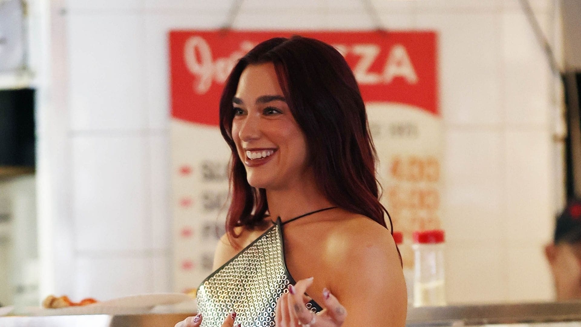 Dua Lipa estrena un exclusivo look de pasarela con el polémico pantalón 'bumster' de los 90