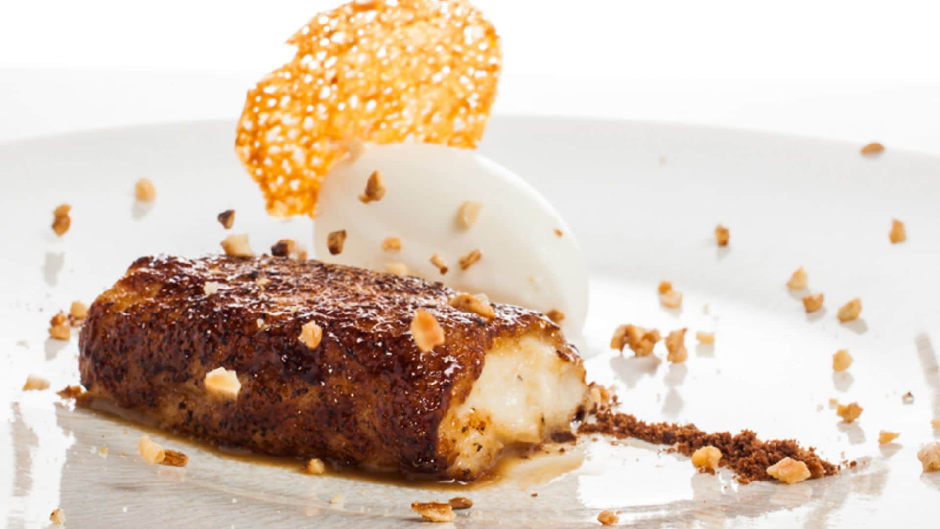 Torrijas con 'crumble' de almendras y helado de nata