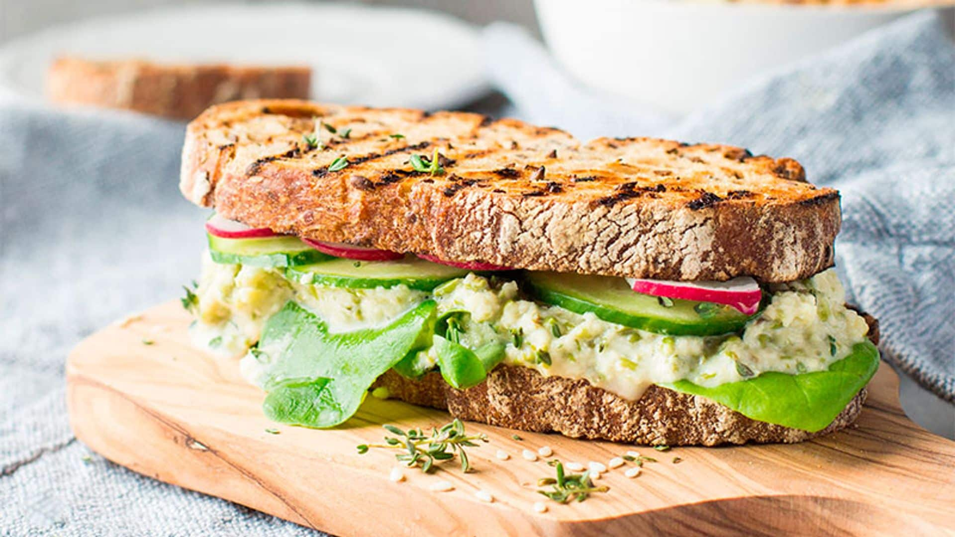 Sándwich de hummus de pepino