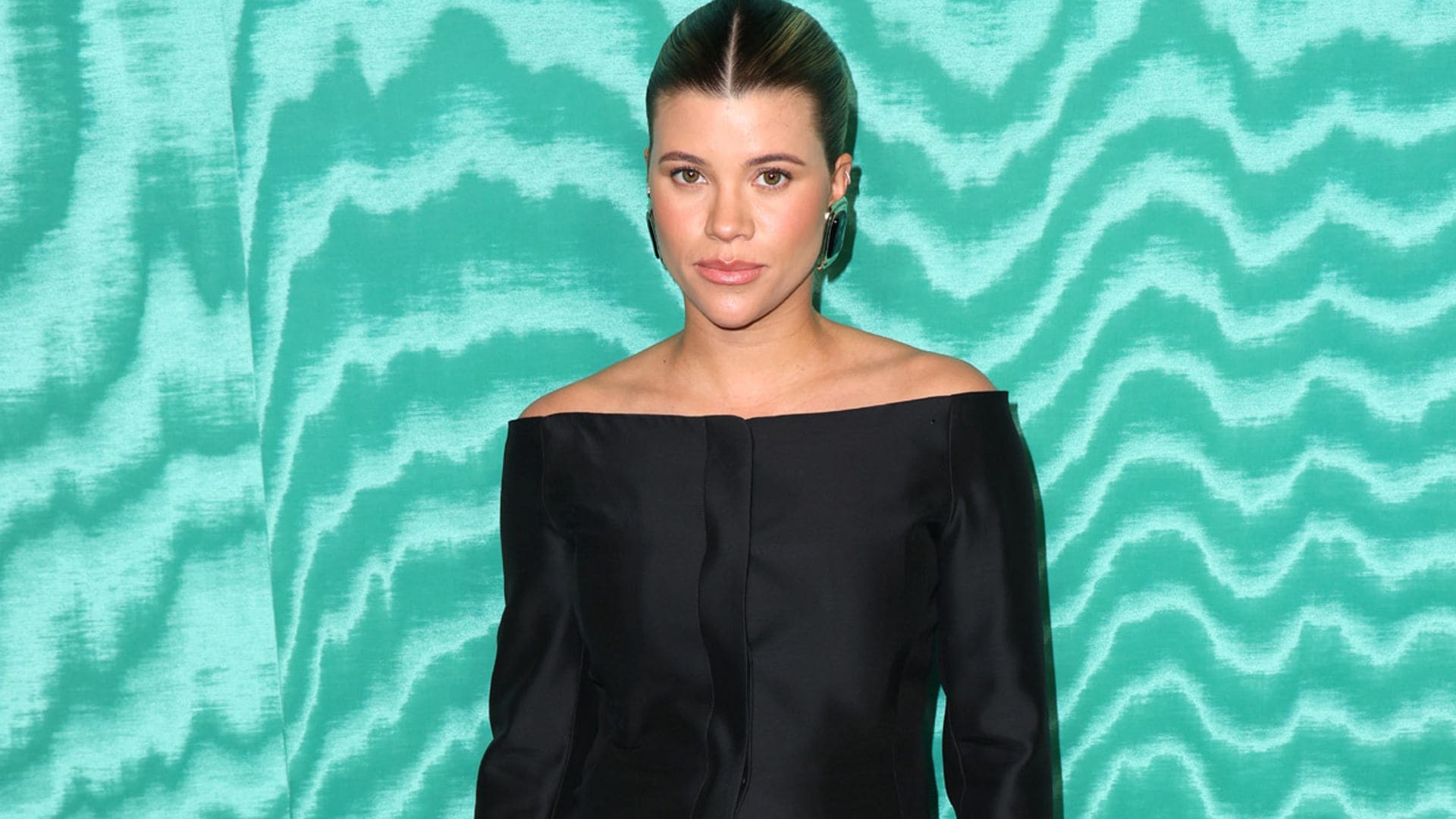 Sofia Richie desafía las reglas de la moda premamá con una 'blazer bardot' de invitada perfecta