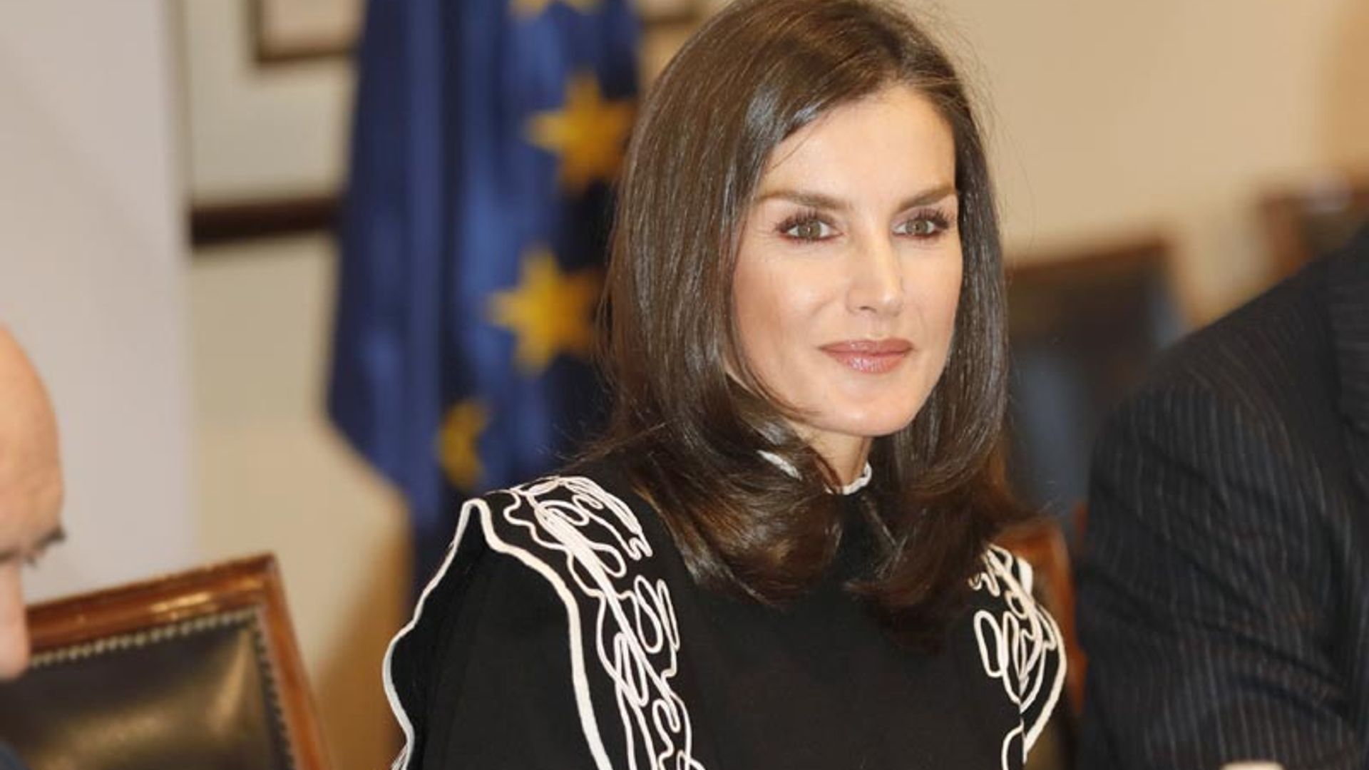 El jersey de 89 euros con el que doña Letizia actualiza su estilo 'working'