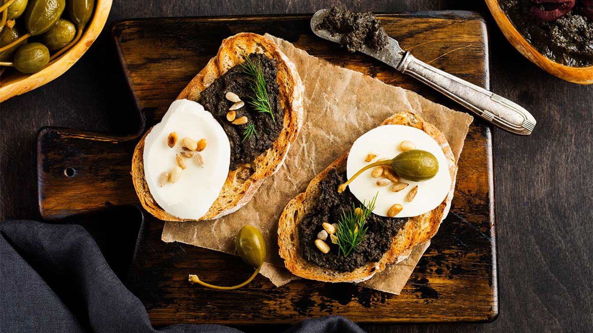 Tostas con 'tapenade' de piñones y mozzarella