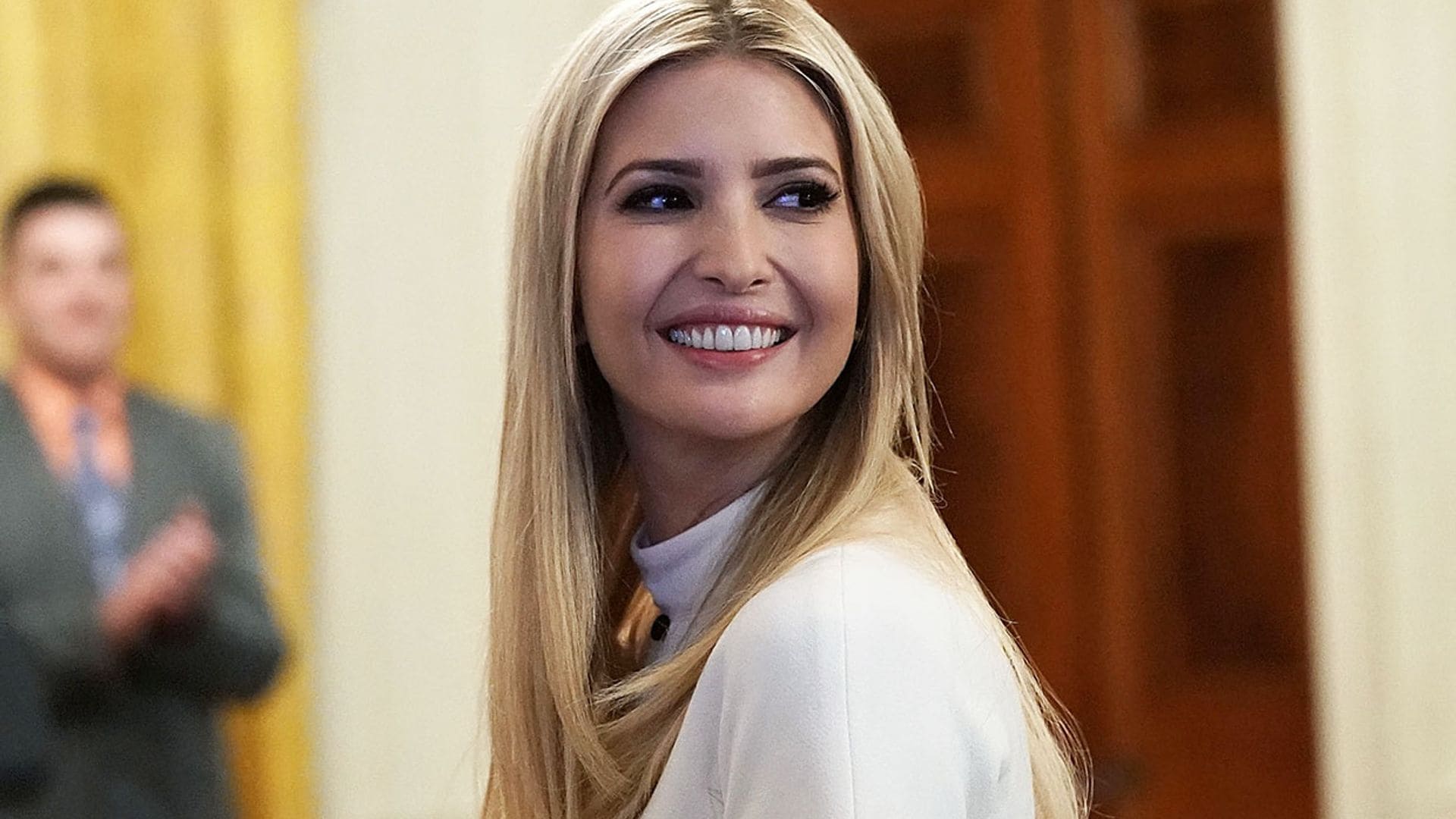 Camisa masculina y alpargatas: Ivanka vuelve a alejarse de su estilo en la Casa Blanca