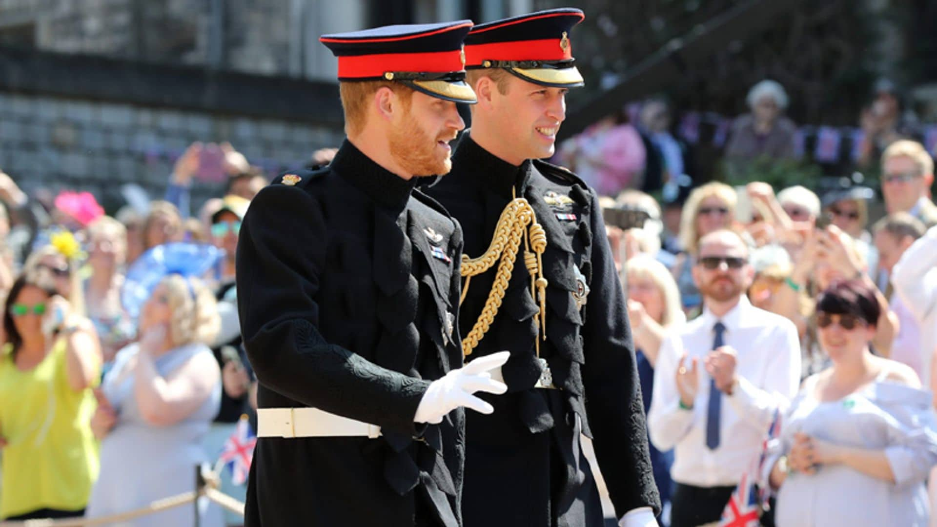 El príncipe Harry llega a la capilla de San Jorge acompañado de su hermano