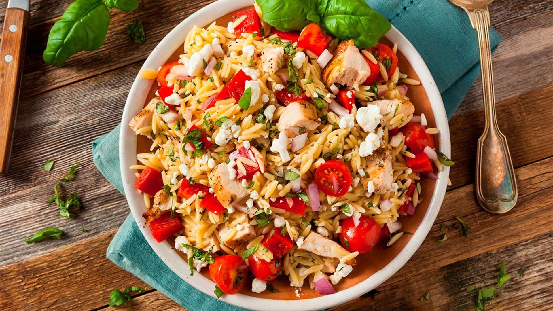 Ensalada templada de orzo con pollo y ricotta