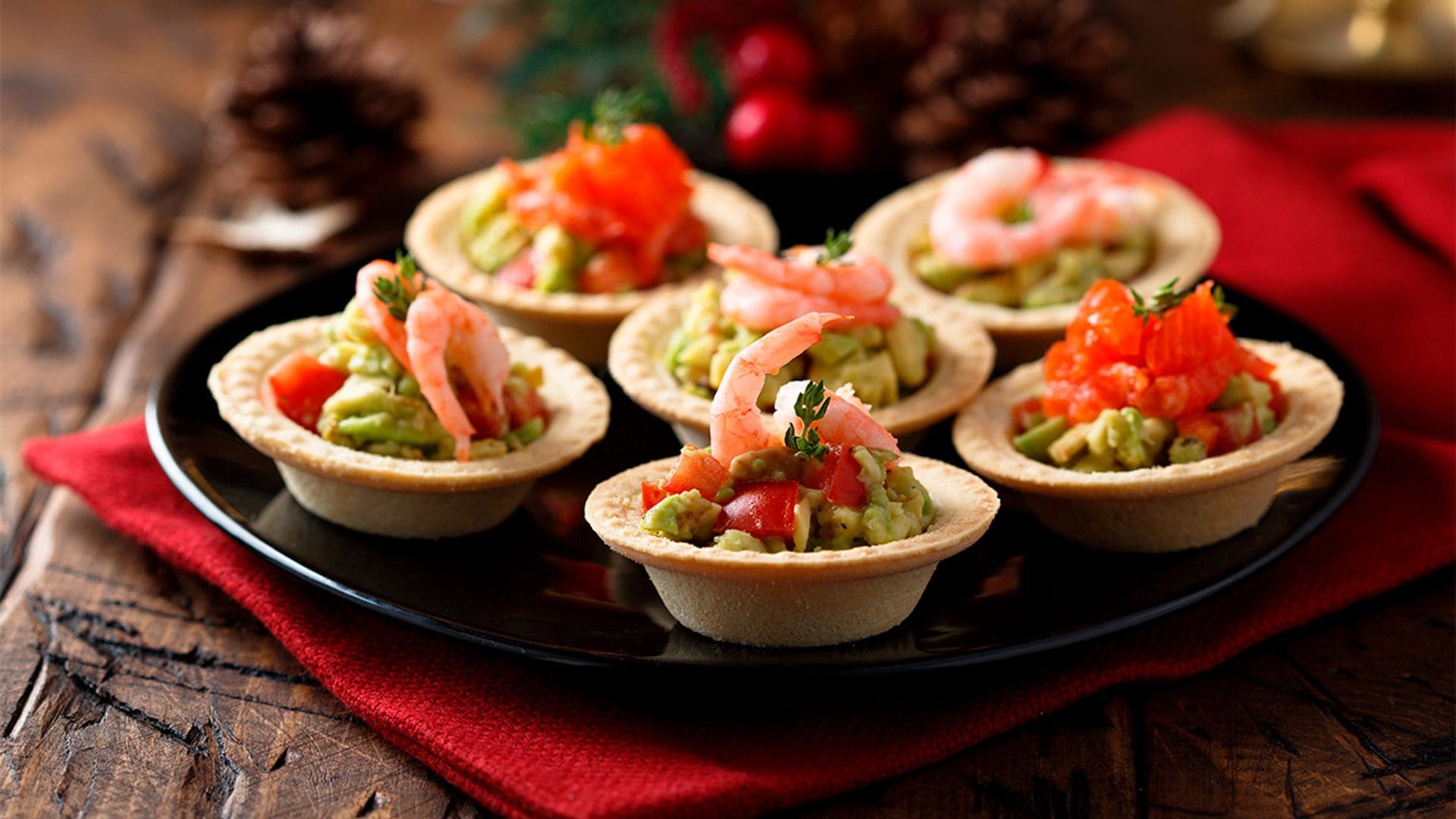 Aperitivo de gambas con aguacate y salmón ahumado