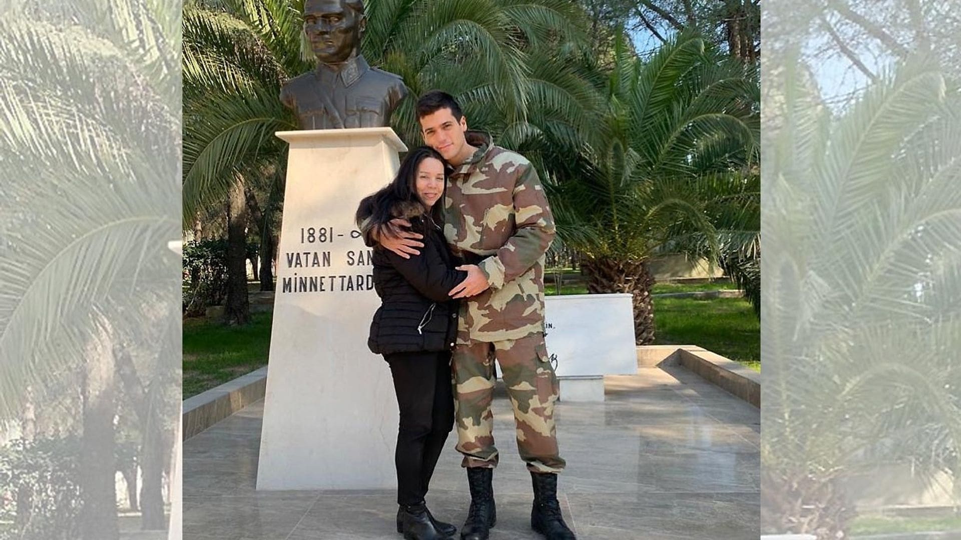 Can Yaman reaparece en una foto con su madre y arrasa de nuevo