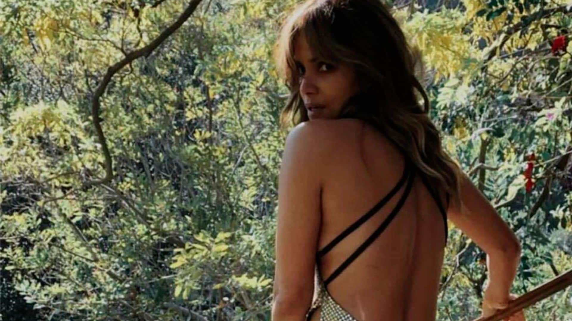 El posado más atrevido de Halle Berry con vestido de lentejuelas, ¿a quién nos recuerda?