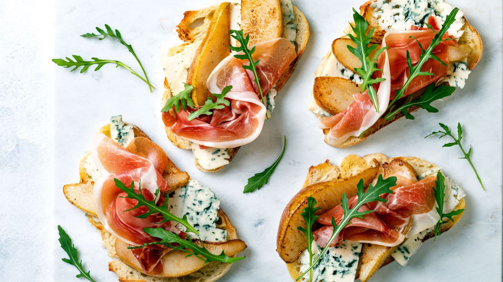 Tostas de pera asada, roquefort y jamón serrano