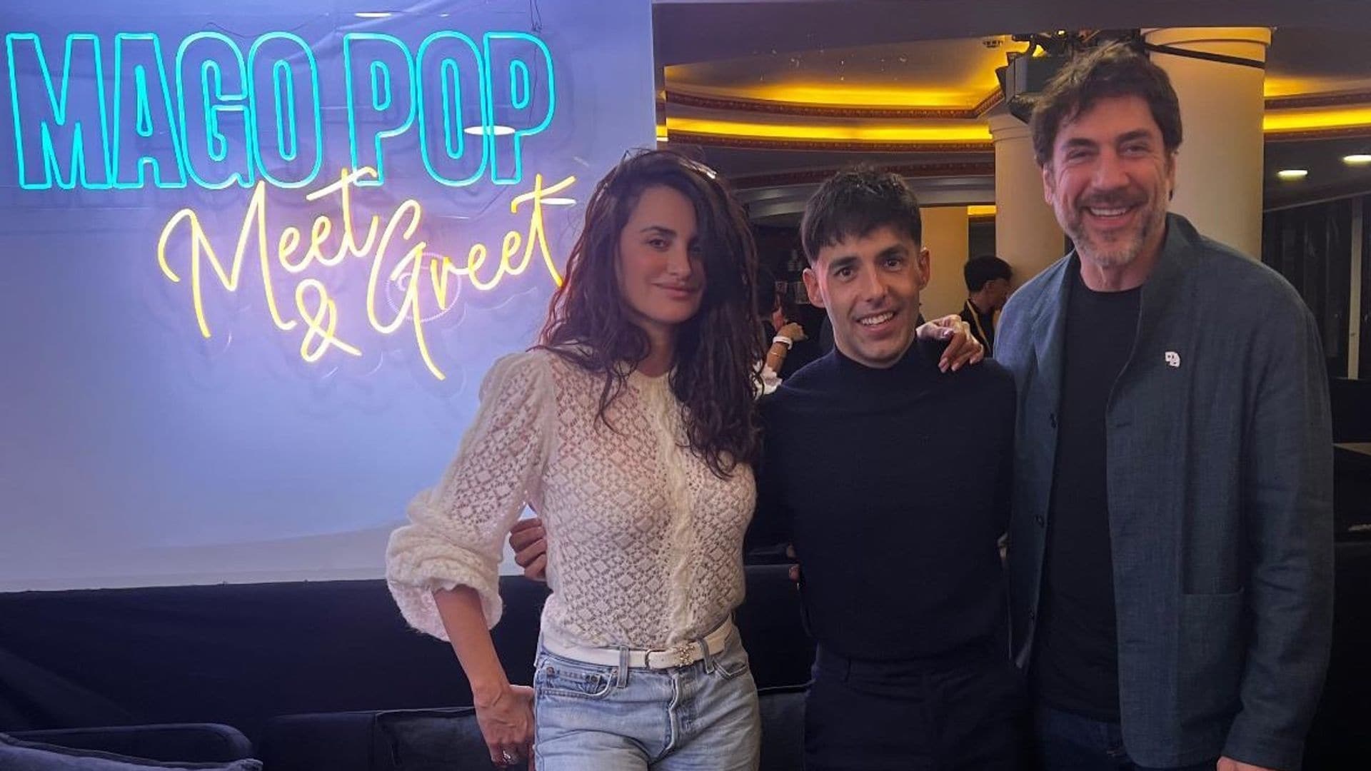 Penélope Cruz y Javier Bardem se cuelan en el backstage para felicitar a su ídolo: El Mago Pop