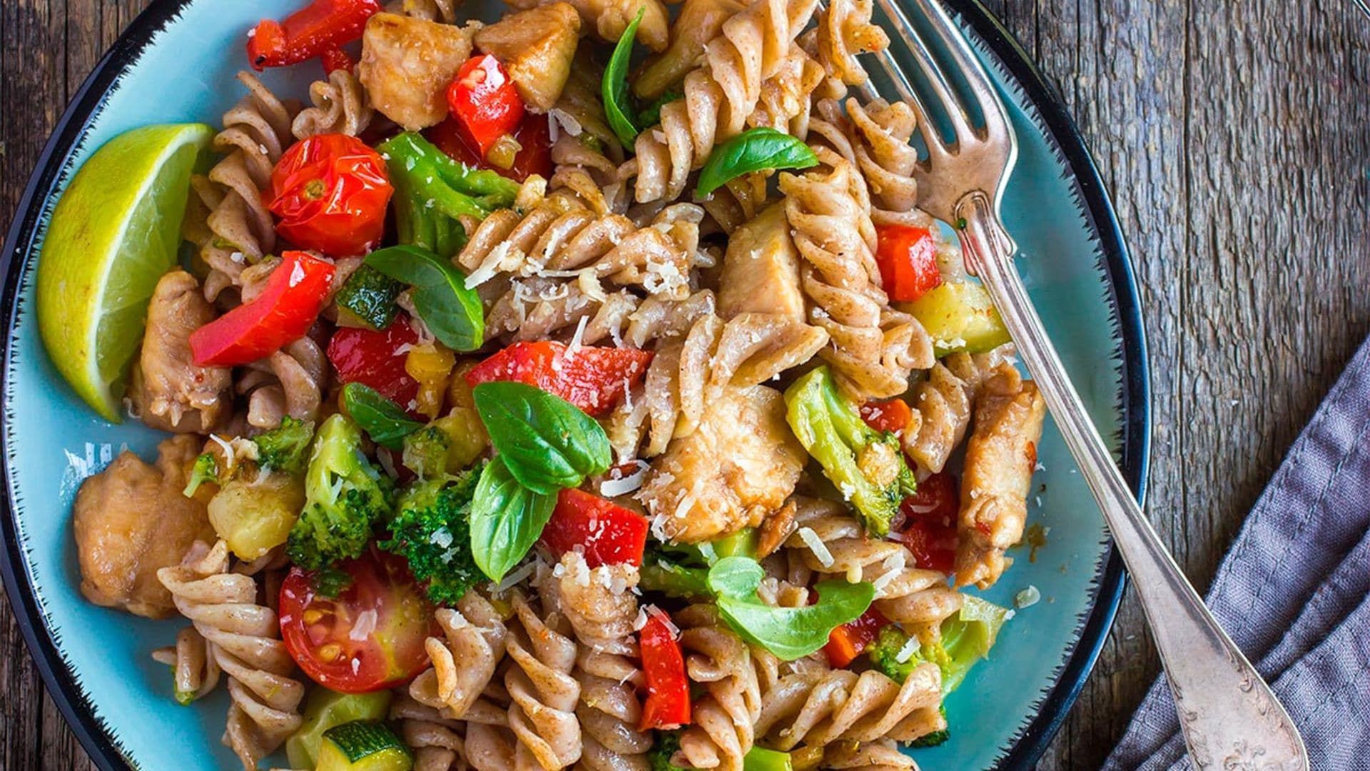 Ensalada de pasta integral con pollo y vegetales