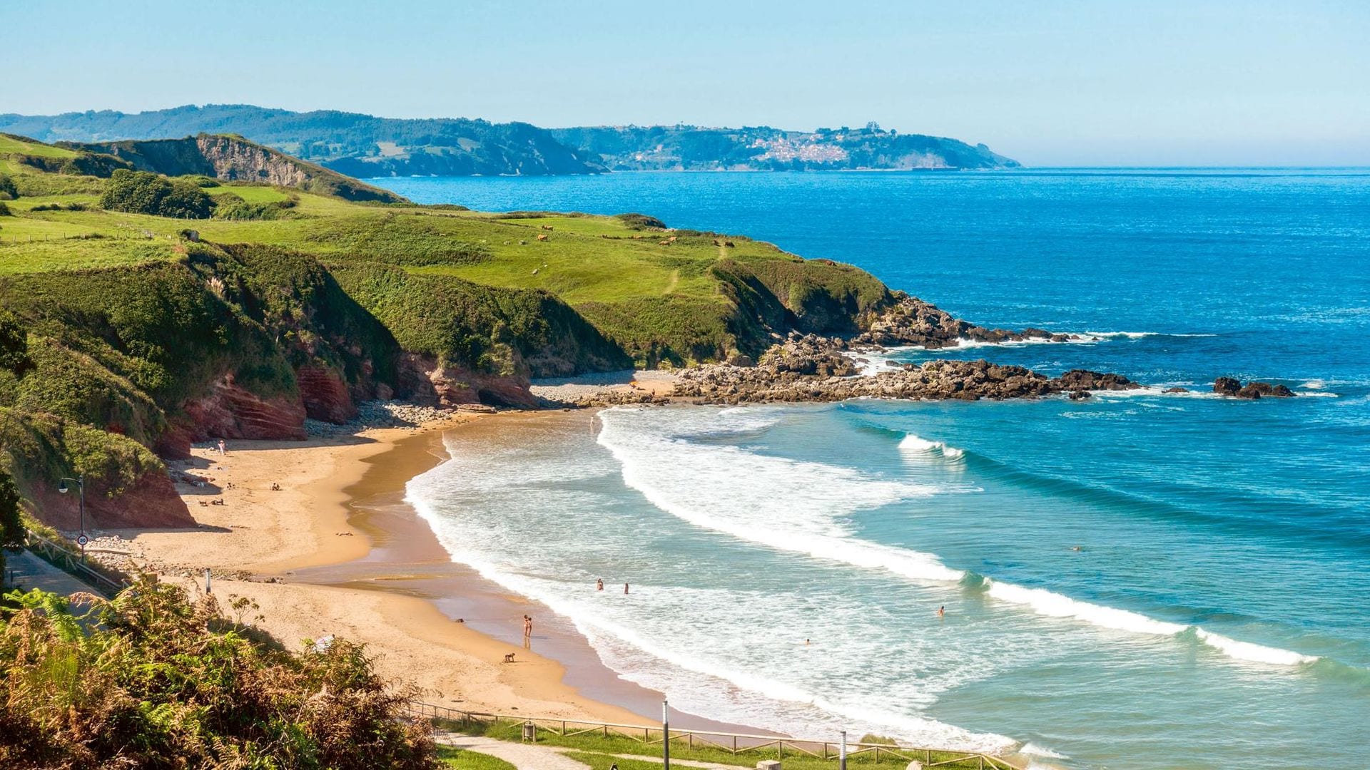 De Caravia al pico Pienzu (Asturias): con vistas al mar y la montaña