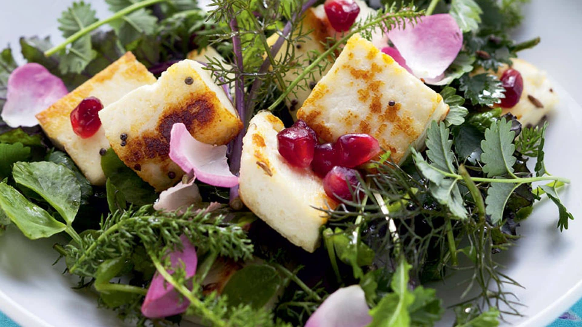 Ensalada con queso y pétalos de rosa