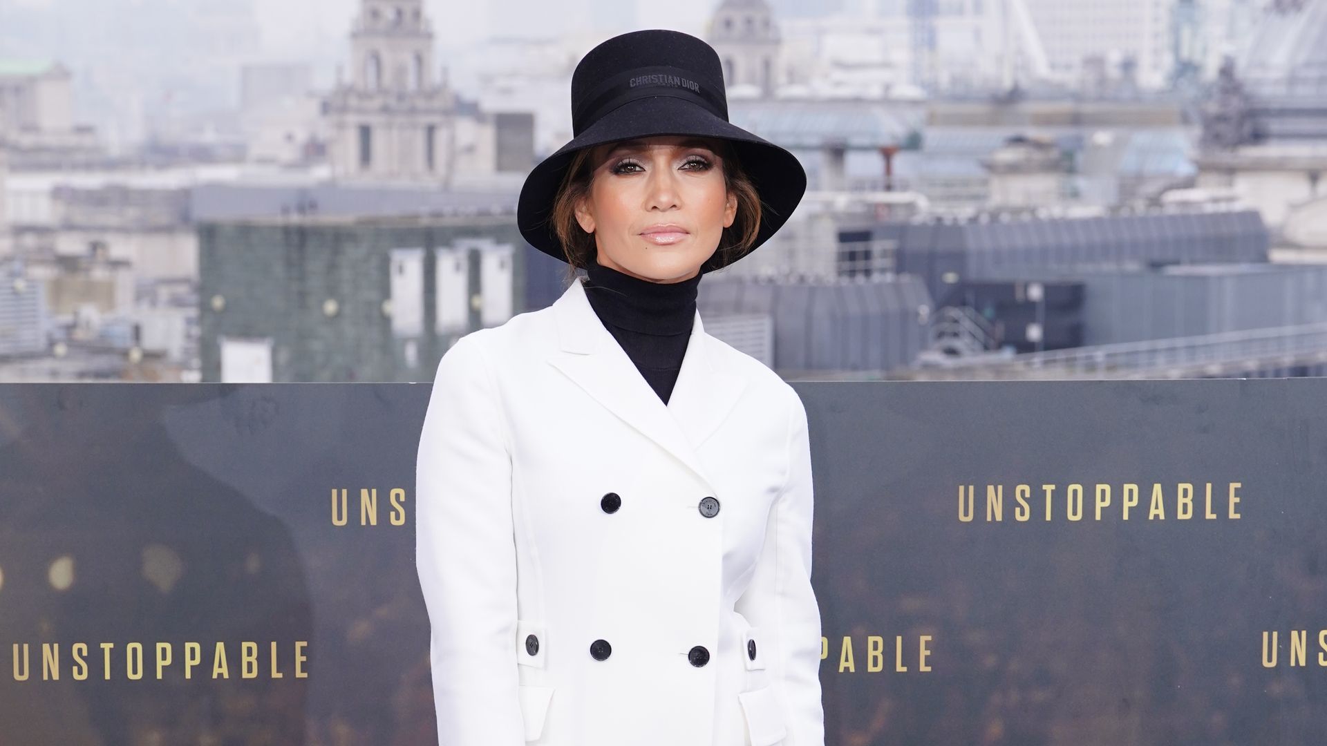 Jennifer Lopez sorprende con un 'look' retro en la promoción de 'Unstoppable' en Londres