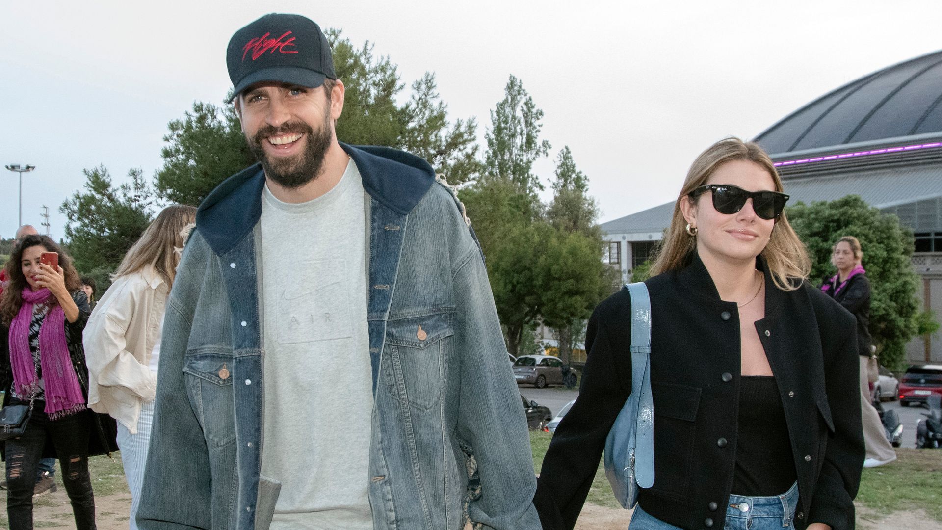 Gerard Piqué se escapa con Clara Chía en Abu Dabi mientras Shakira estrena su single 'Soltera'