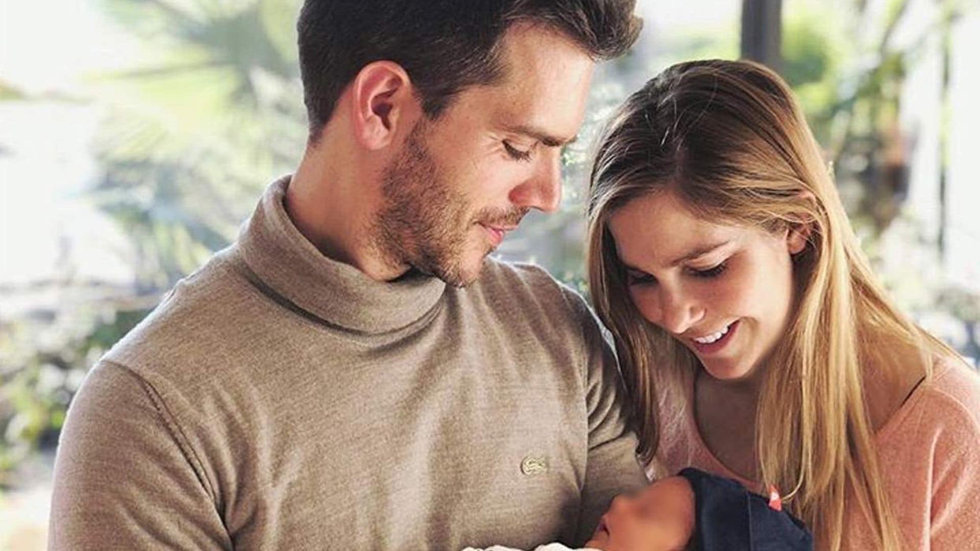 ¡Lía estrena el pasaporte! La escapada de Natalia Sánchez y Marc Clotet con su hija