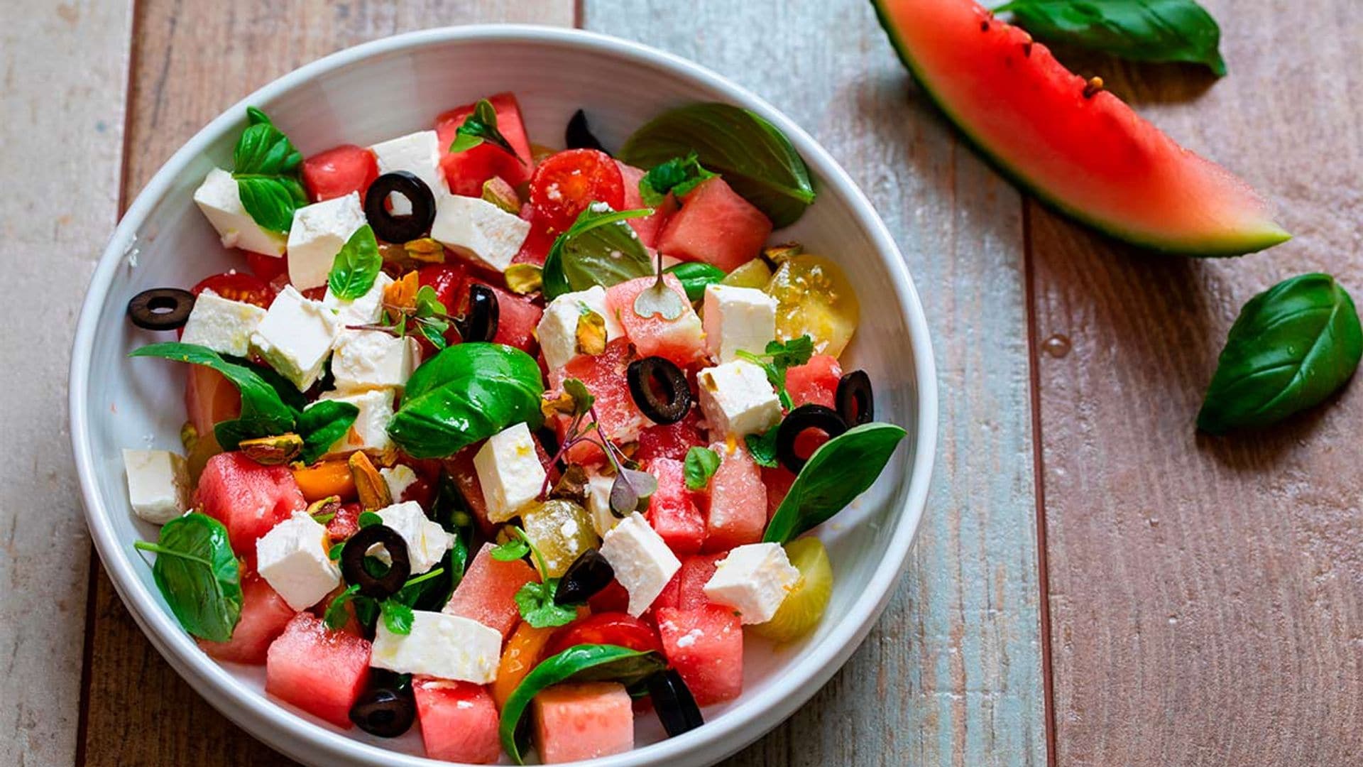 Ensalada de sandía, melón, queso feta y aceitunas negras