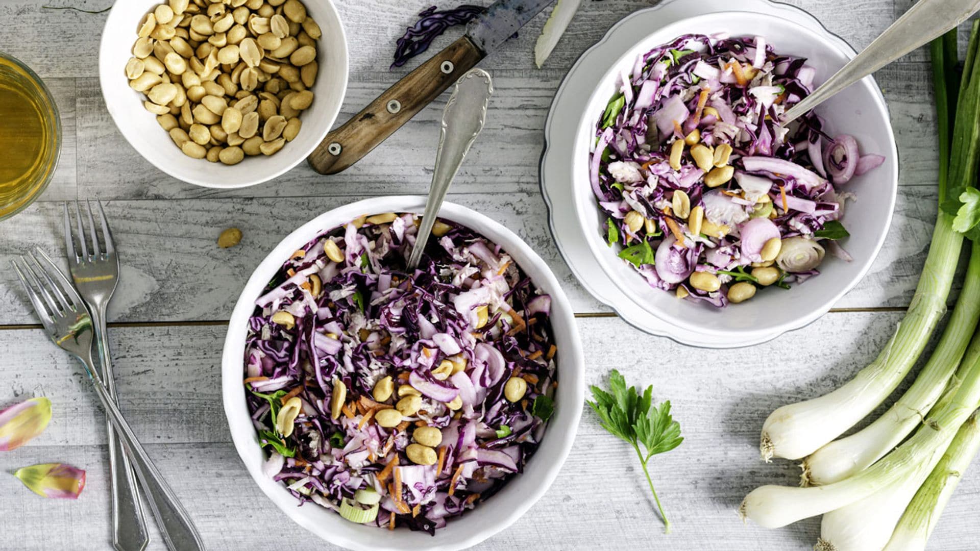 Ensalada 'morada' con cacahuetes