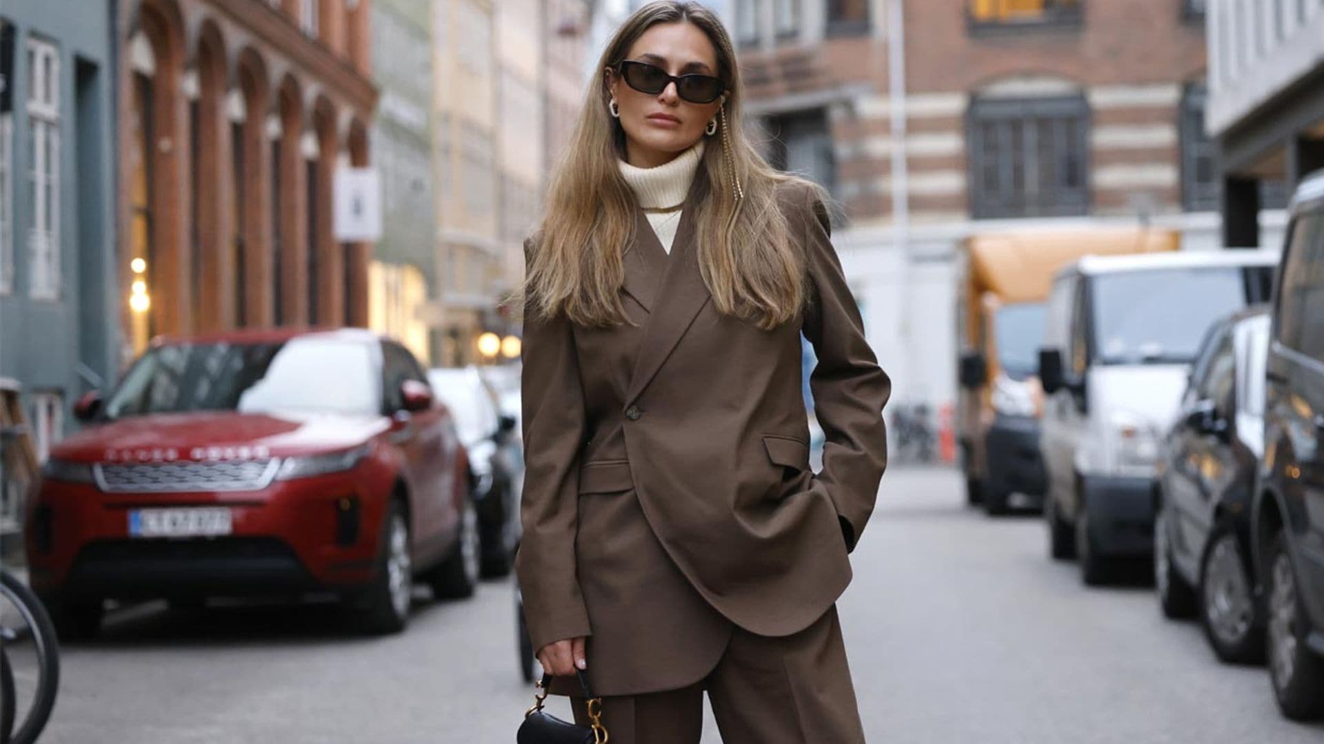 Traje y jersey de cuello alto: el look de trabajo que reutilizarás el fin de semana 😎