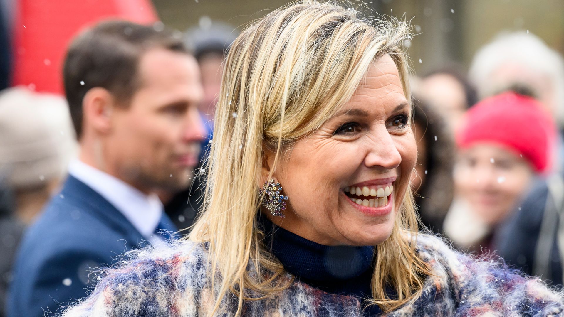 Máxima combina un abrigo calentito y botas todoterreno con diamantes en la nieve