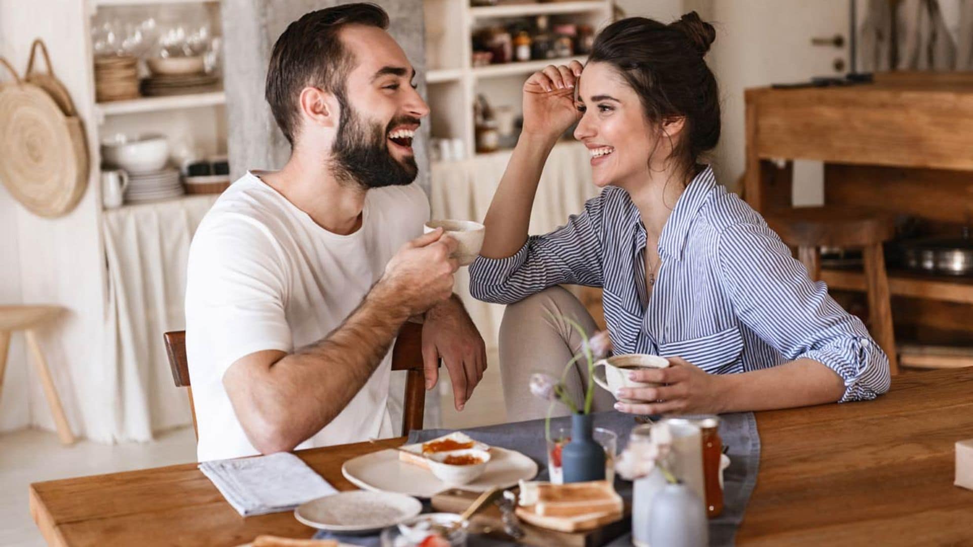 pareja desayuno