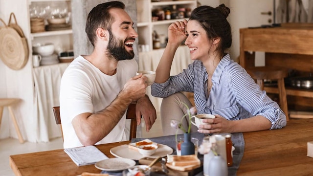 pareja desayuno