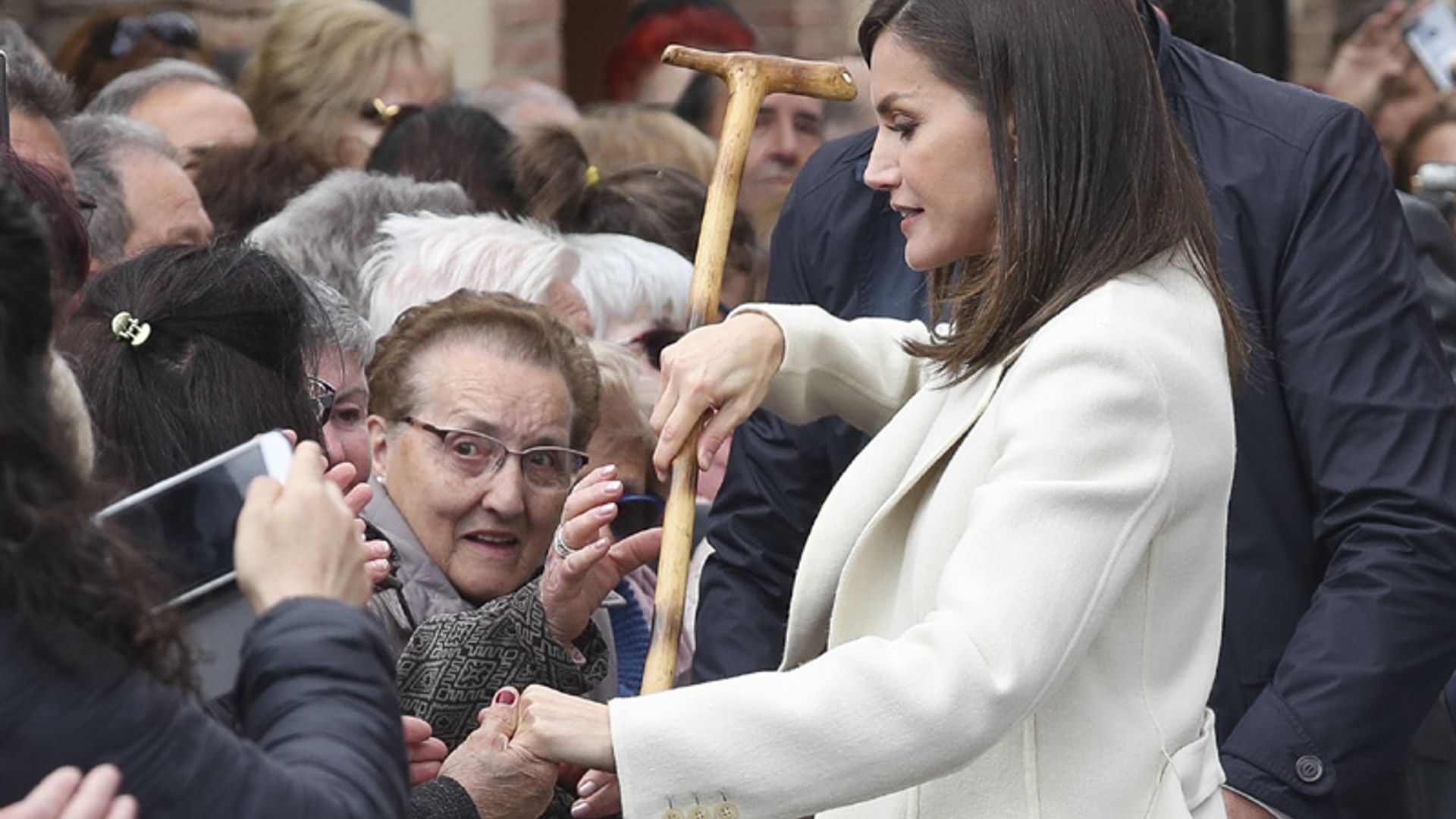 ¡Todo atenciones! Doña Letizia se vuelca con los ciudadanos burgaleses de Lerma