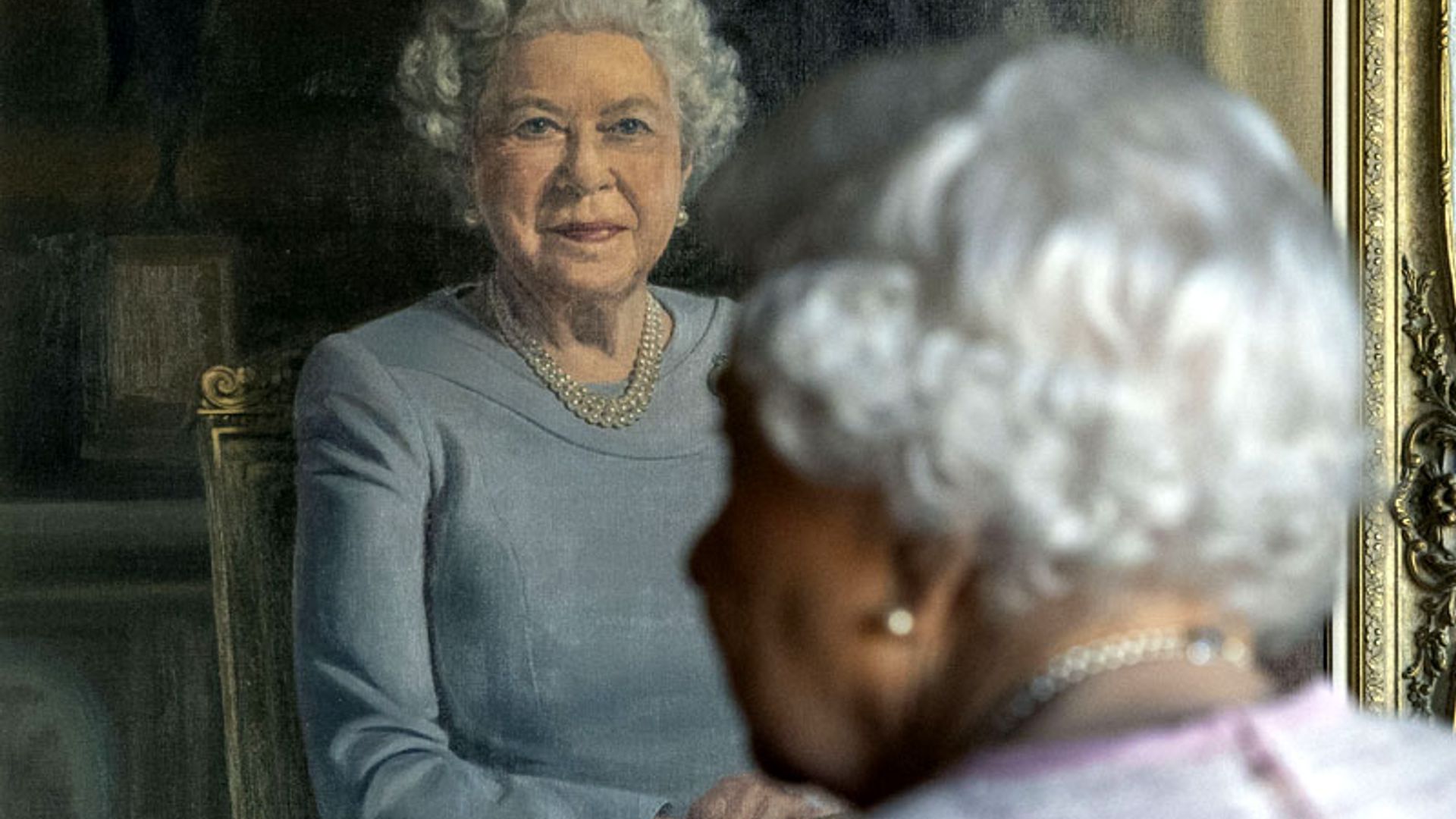 El detalle que hemos podido conocer con el nuevo retrato de Isabel II