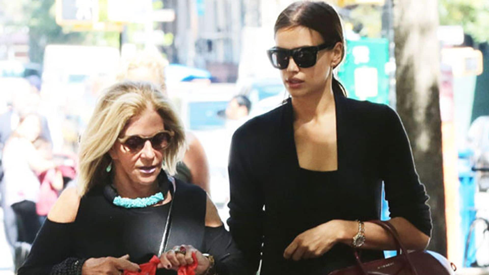 Irina Shayk y la madre de Bradley Cooper, juntas en Nueva York con una compañía muy especial